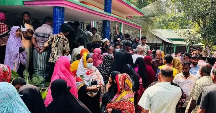 ঘটনাস্থলে মানুষের ভিড়।