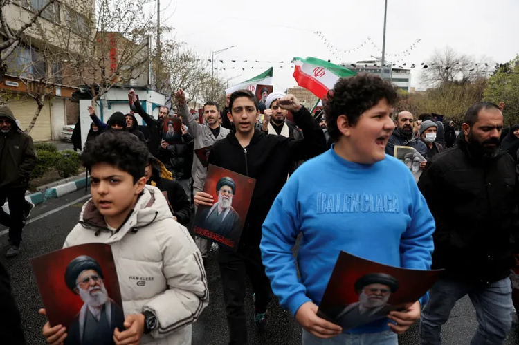 কুদস দিবসে ইরানের প্রয়াত সর্বোচ্চ নেতা আয়াতুল্লাহ আলী খামেনির ছবি হাতে শিশুরা। ছবি: রয়টার্স