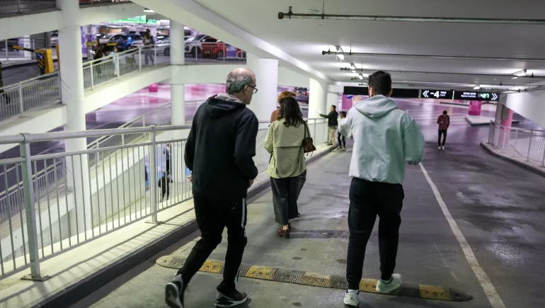 সাইরেন শোনার পর ইসরায়েলিরা নিরাপদ আশ্রয়ে ছুটছে