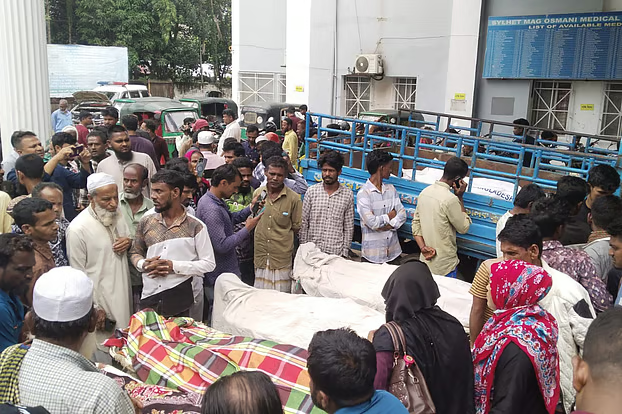 সিলেট এম এ জি ওসমানী মে‌ডিকেল কলেজ হাসপাতালে আনা হয়েছে নিহতদের মরদেহ। ছবি: সংগৃহীত