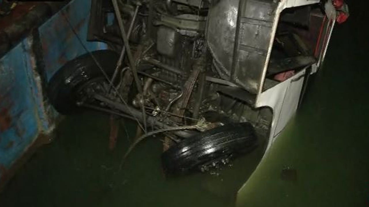 দৌলতদিয়া ঘাটে ডুবে যাওয়া বাস উদ্ধার