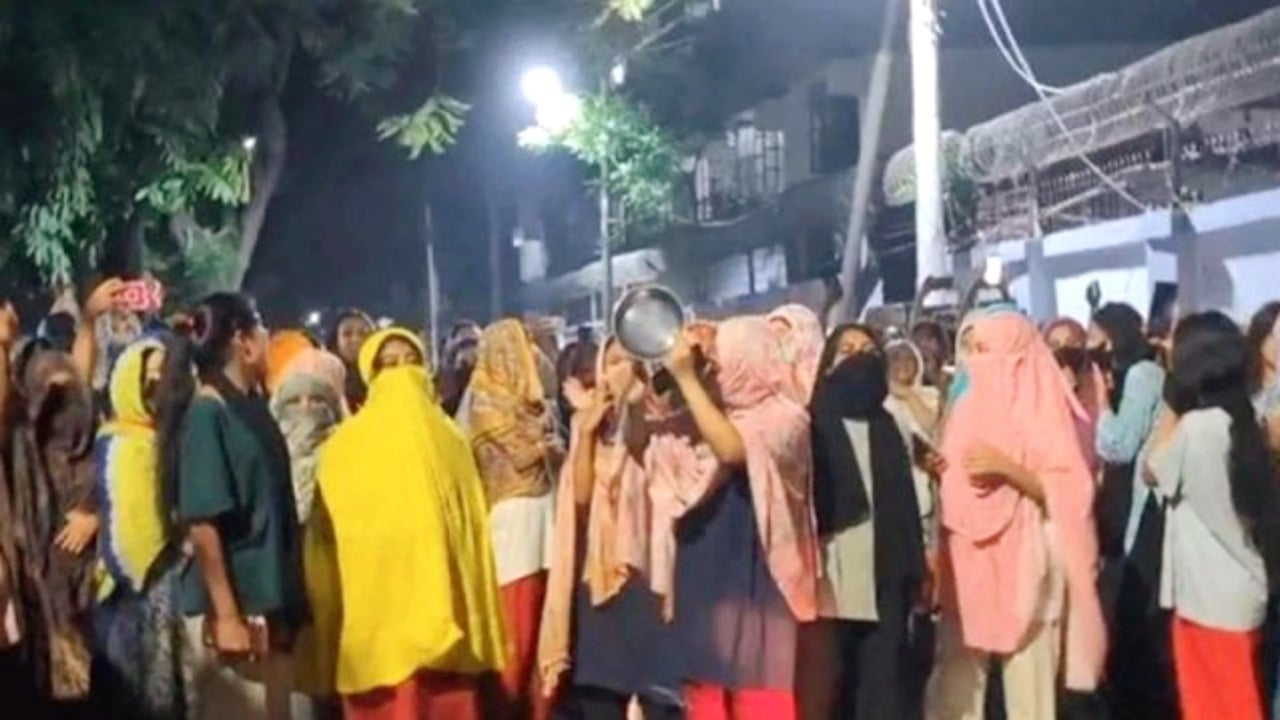 মধ্যরাতে বিক্ষোভে উত্তাল ইডেন কলেজ