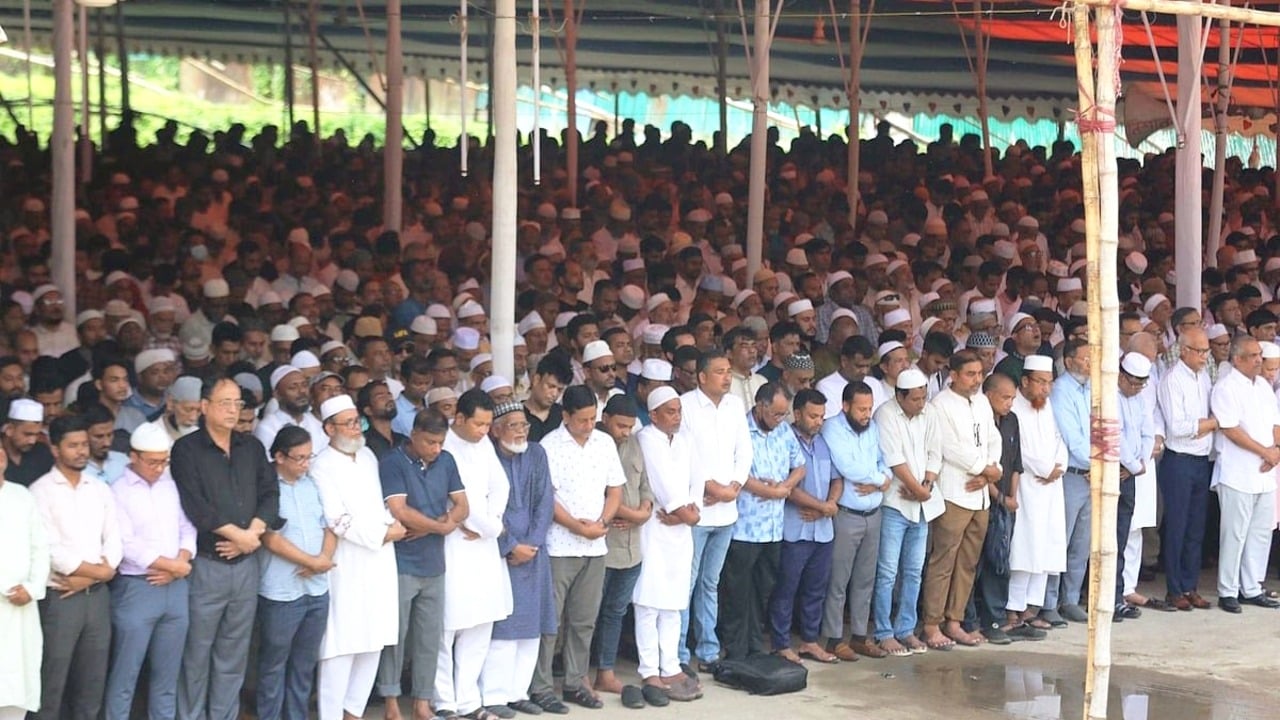 চট্টগ্রামে মোশাররফ হোসেনের জানাজায় মানুষের ঢল