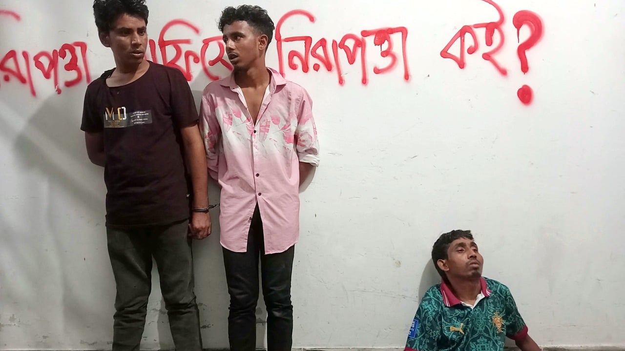 জাবি ছাত্রীকে ইভটিজিংয়ের ঘটনায় আটক ৩
