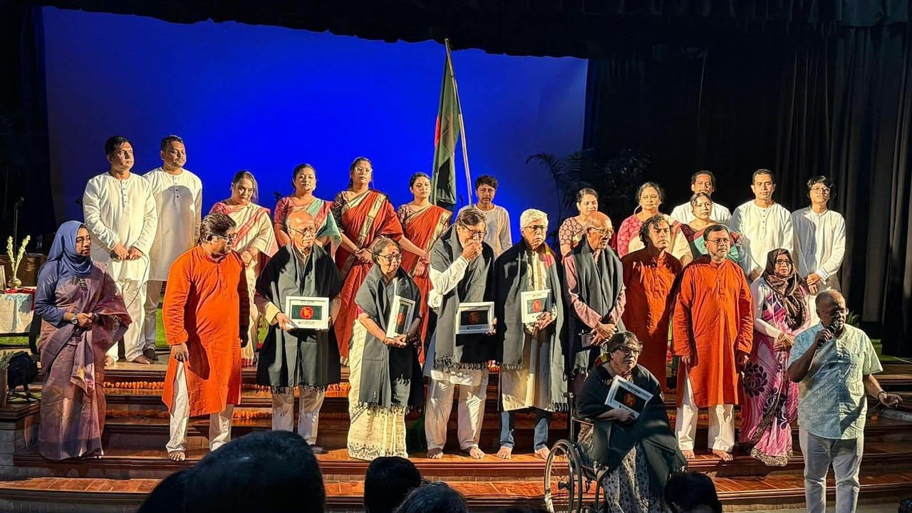 কথা আবৃত্তি চর্চা কেন্দ্রের পরিবেশনায় ছায়ানট মিলনায়তনে ‘খুলনা একাত্তর: আমার মুক্তিযুদ্ধ’ প্রযোজনার শিল্পীরা। ছবি: সিজেডএন টোয়েন্টিফোর