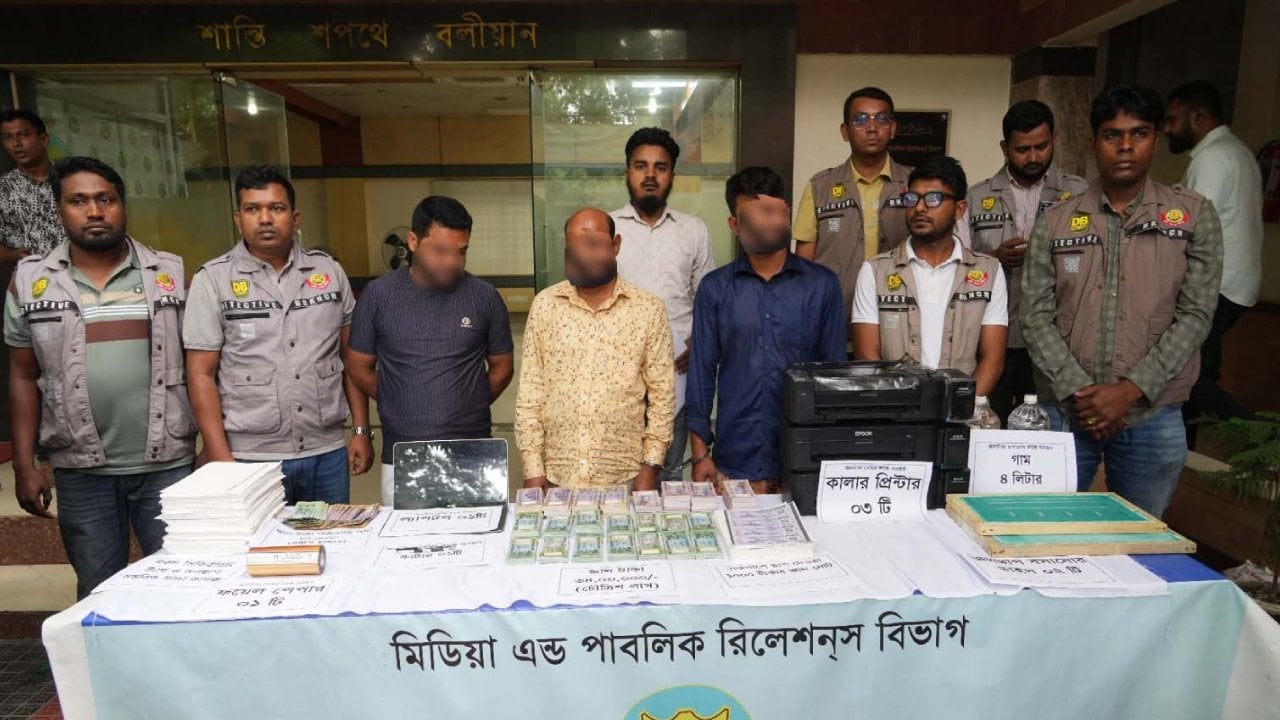 ৩৪ লাখ জাল টাকা ও তৈরির সরঞ্জামাদিসহ গ্রেপ্তার ৩