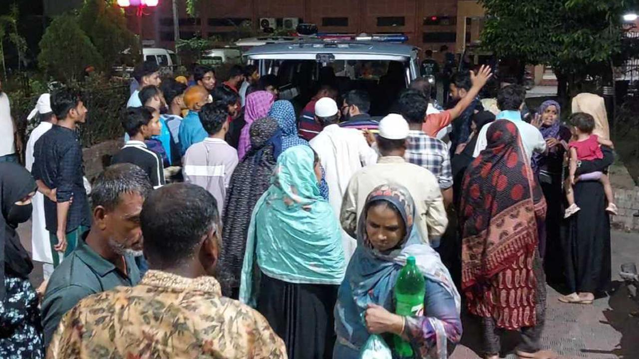 ৩ ভাইকে কুপিয়ে জখম করলো যুবলীগ নেতা