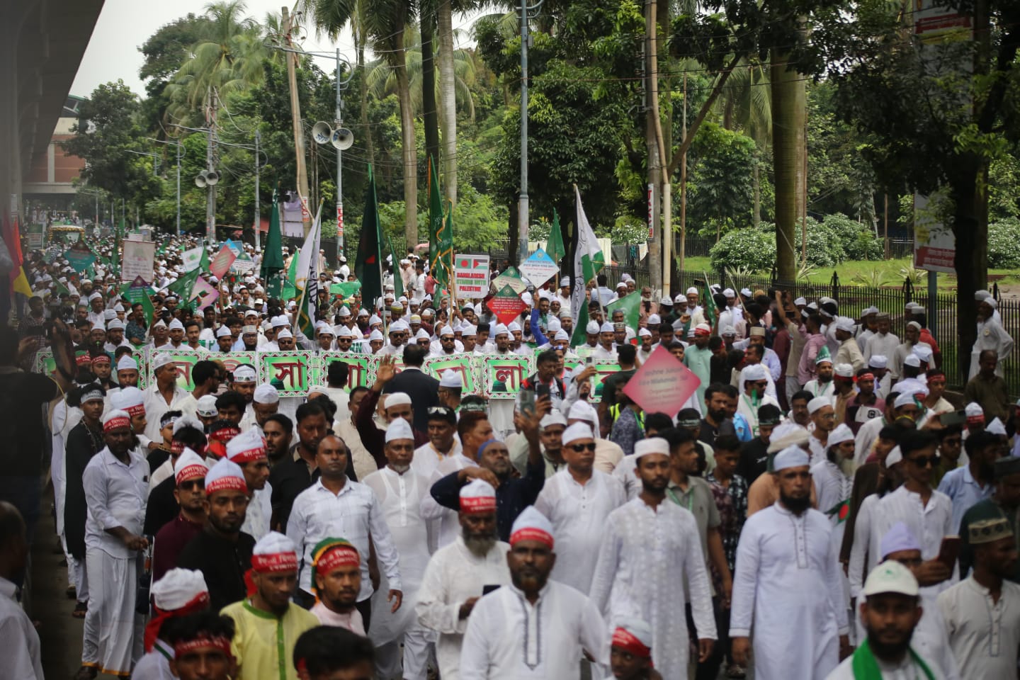পবিত্র ঈদে মিলাদুন্নবী উপলক্ষ্যে আয়োজিত জশনে জুলুসে মানুষের ঢল