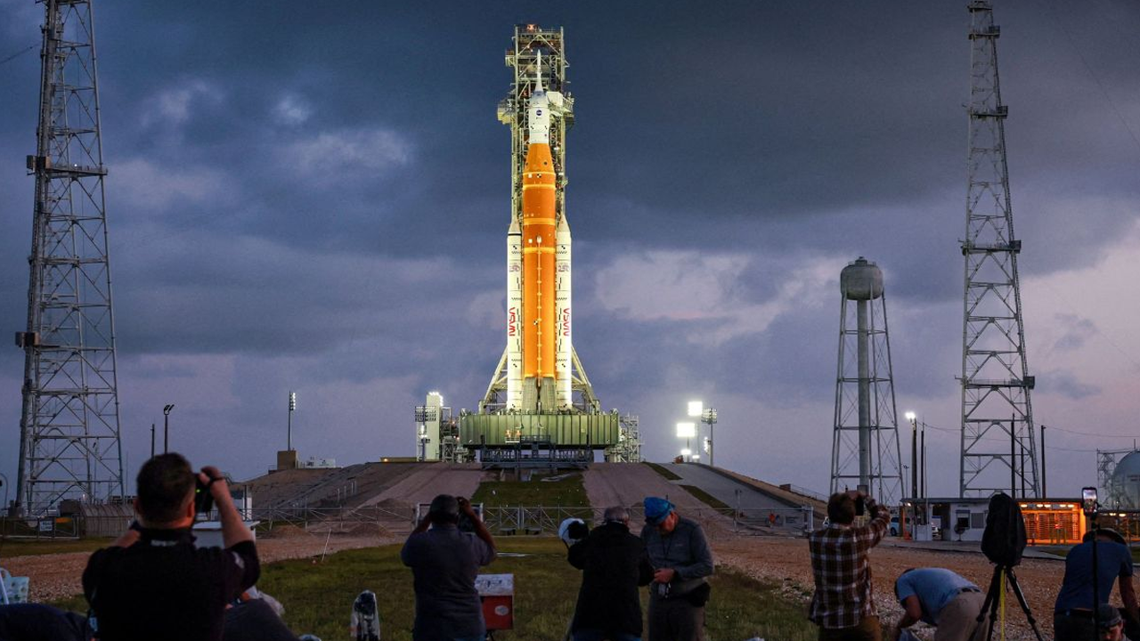 ৫৩ বছর পর চাঁদের পথে ৪ নভোচারী