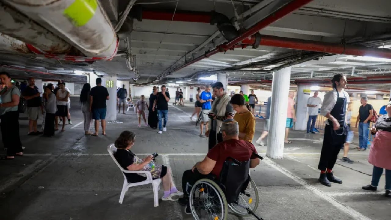 ইরানের ব্যালিস্টিক ক্ষেপণাস্ত্র হামলায় বাংকারে আশ্রয় নিয়েছে লাখ লাখ ইসরায়েলি