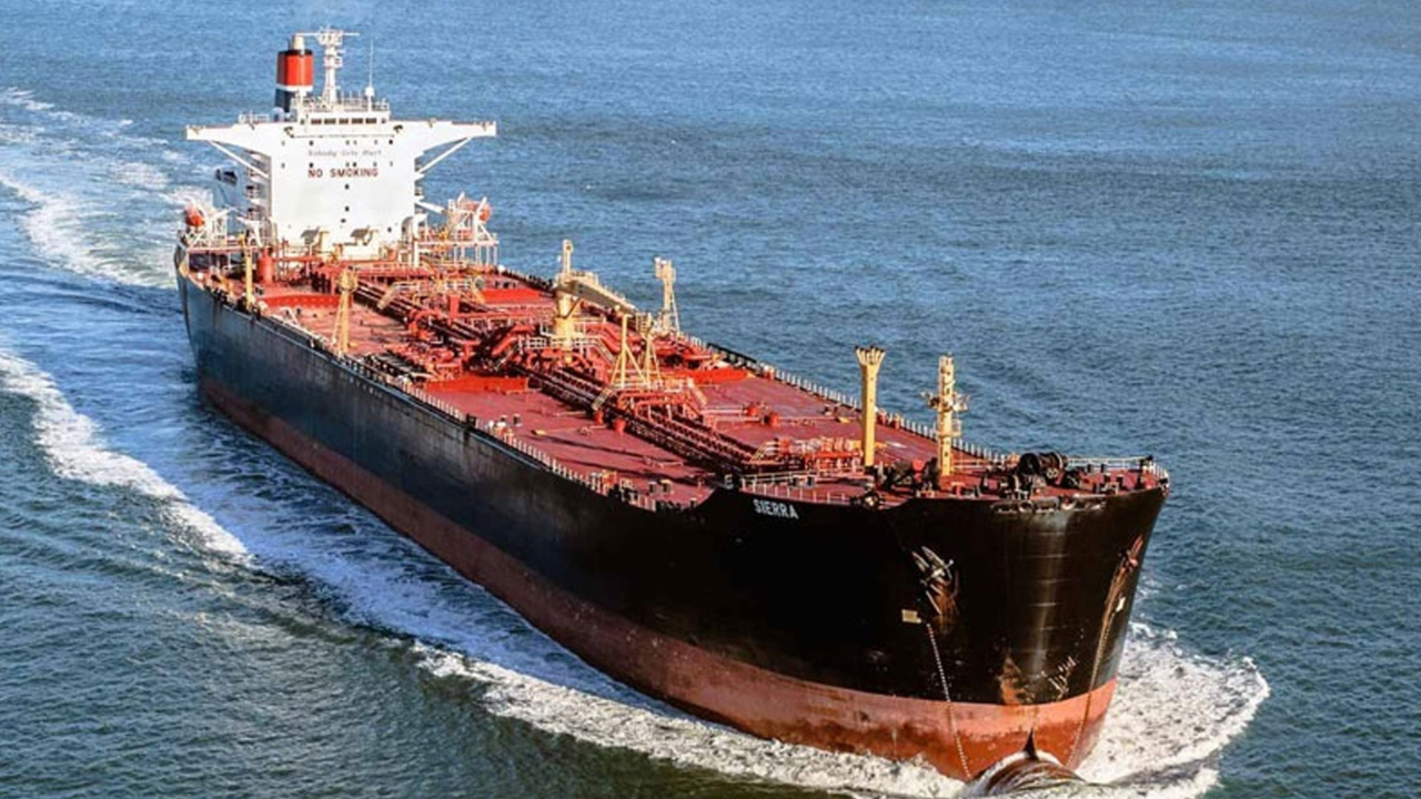 ৭৭ হাজার টন জ্বালানি তেল নিয়ে চট্টগ্রাম বন্দরে ৩ জাহাজ