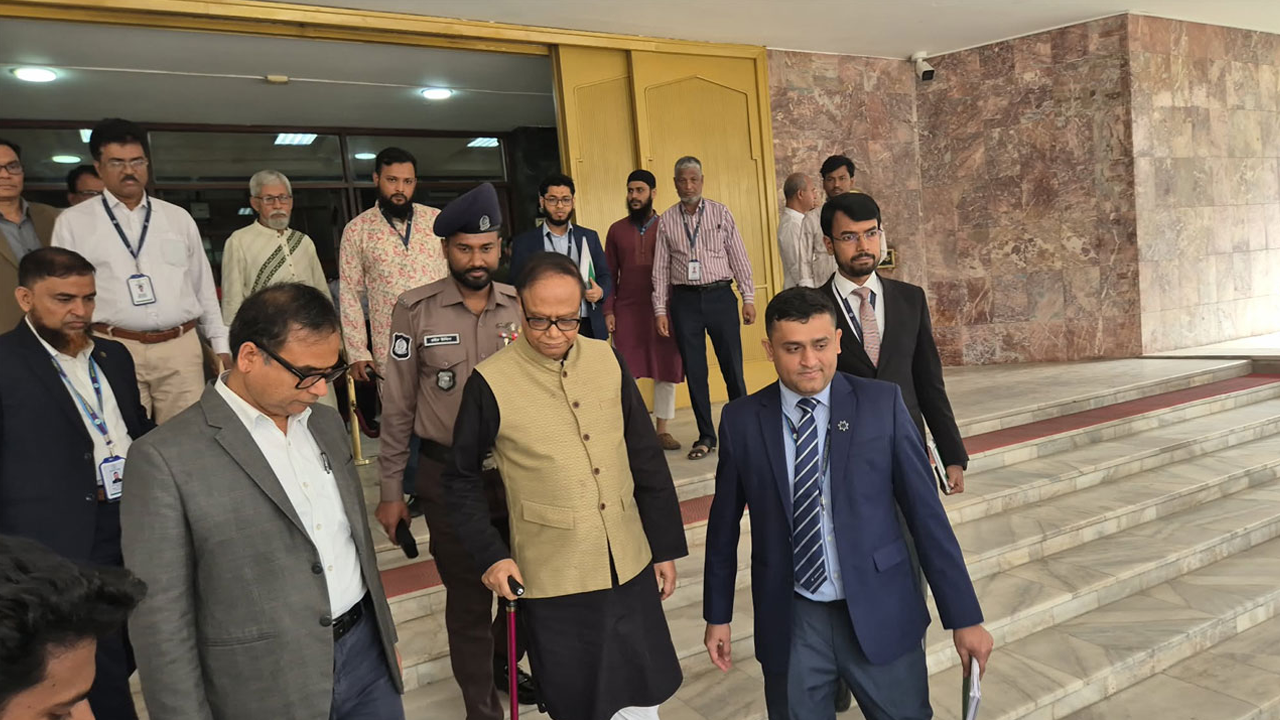 বিক্ষোভের মুখে অফিস ছাড়লেন গভর্নর আহসান এইচ মনসুর