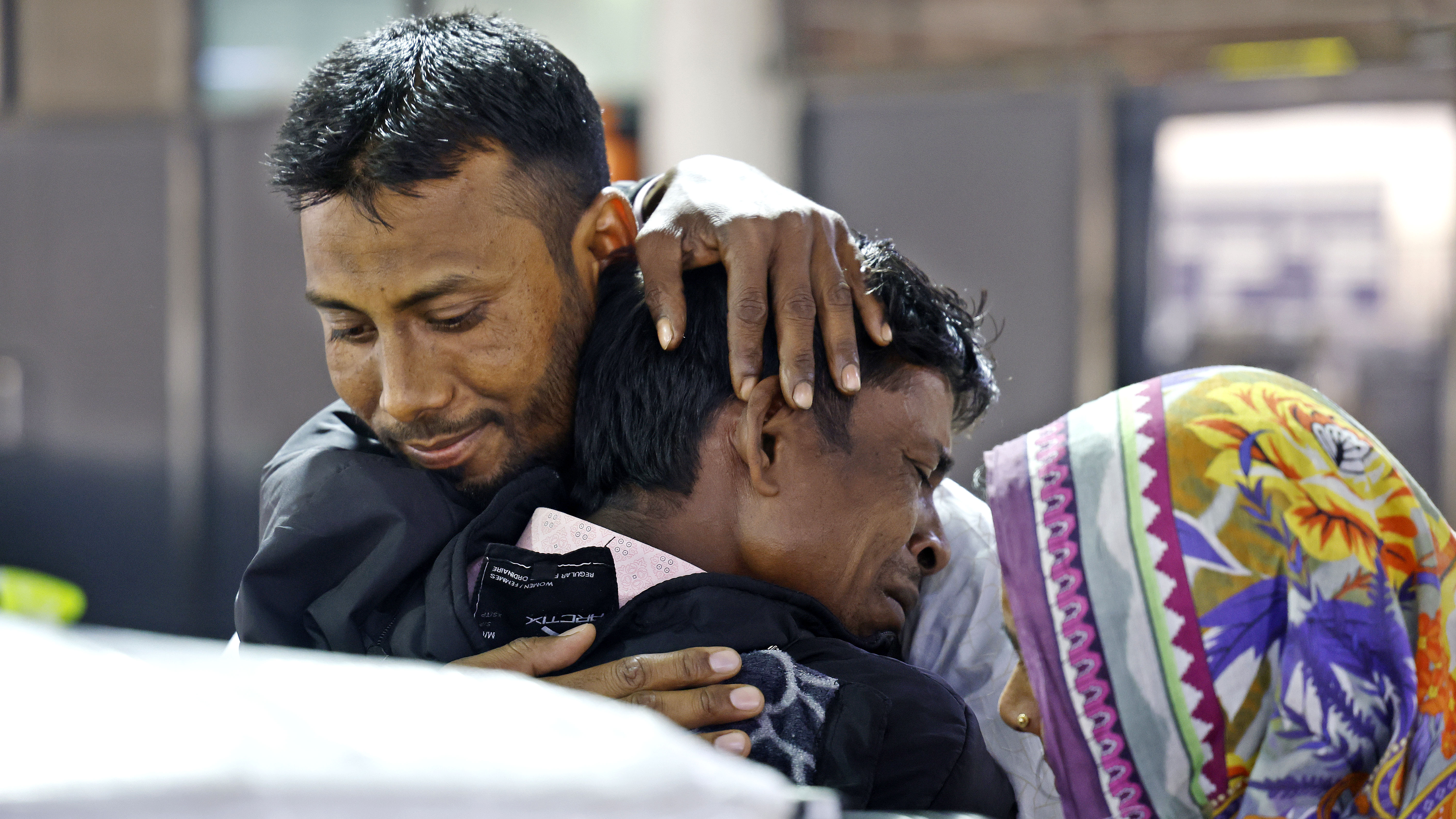 বিমানবন্দরে দুবাই প্রবাসী ছোটভাইকে পেয়ে কান্নায় ভেঙ্গে পড়েন বড়ভাই