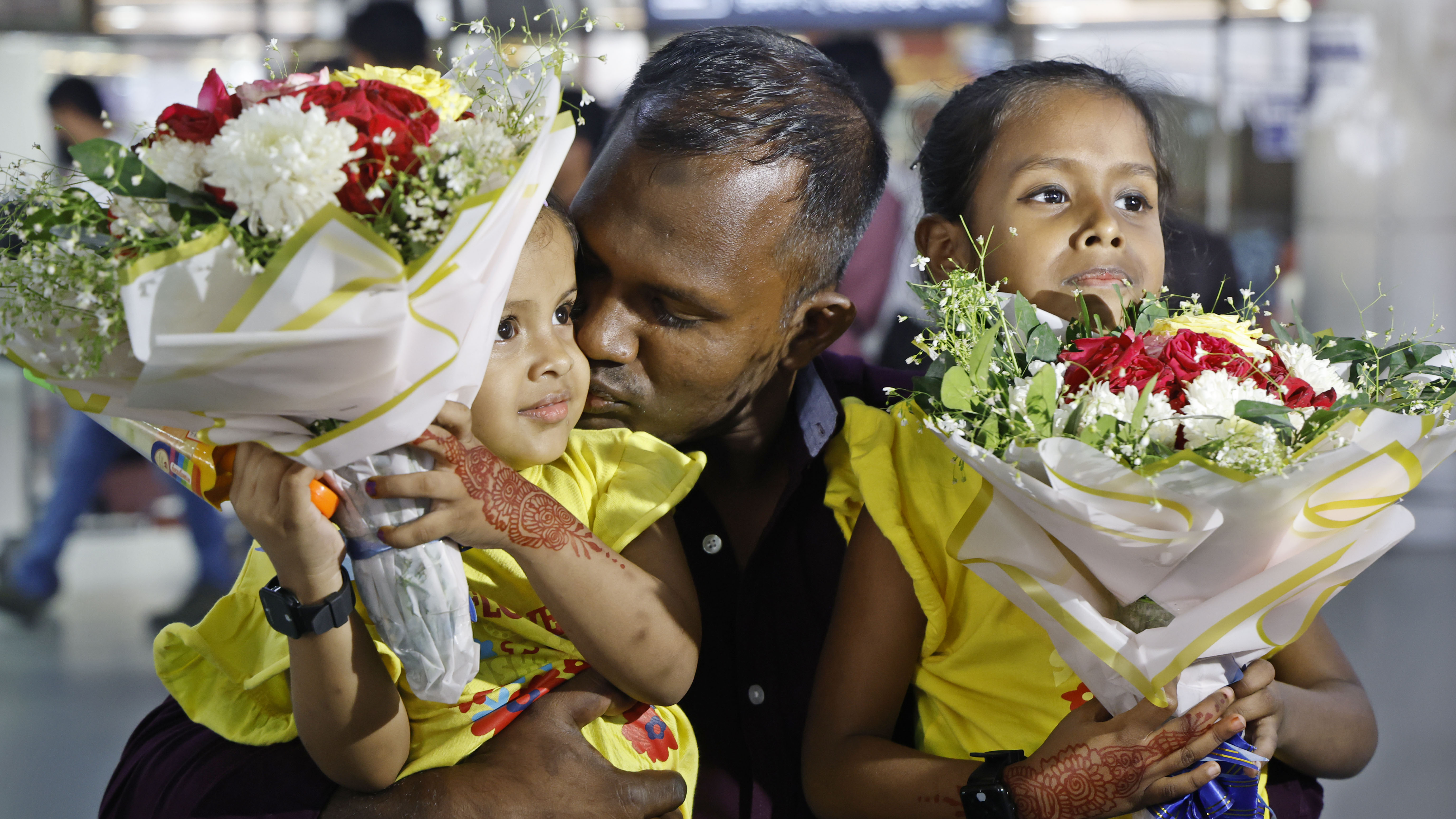 দুই সন্তানকে কাছে পেয়ে আদর করছেন এক কাতার প্রবাসী