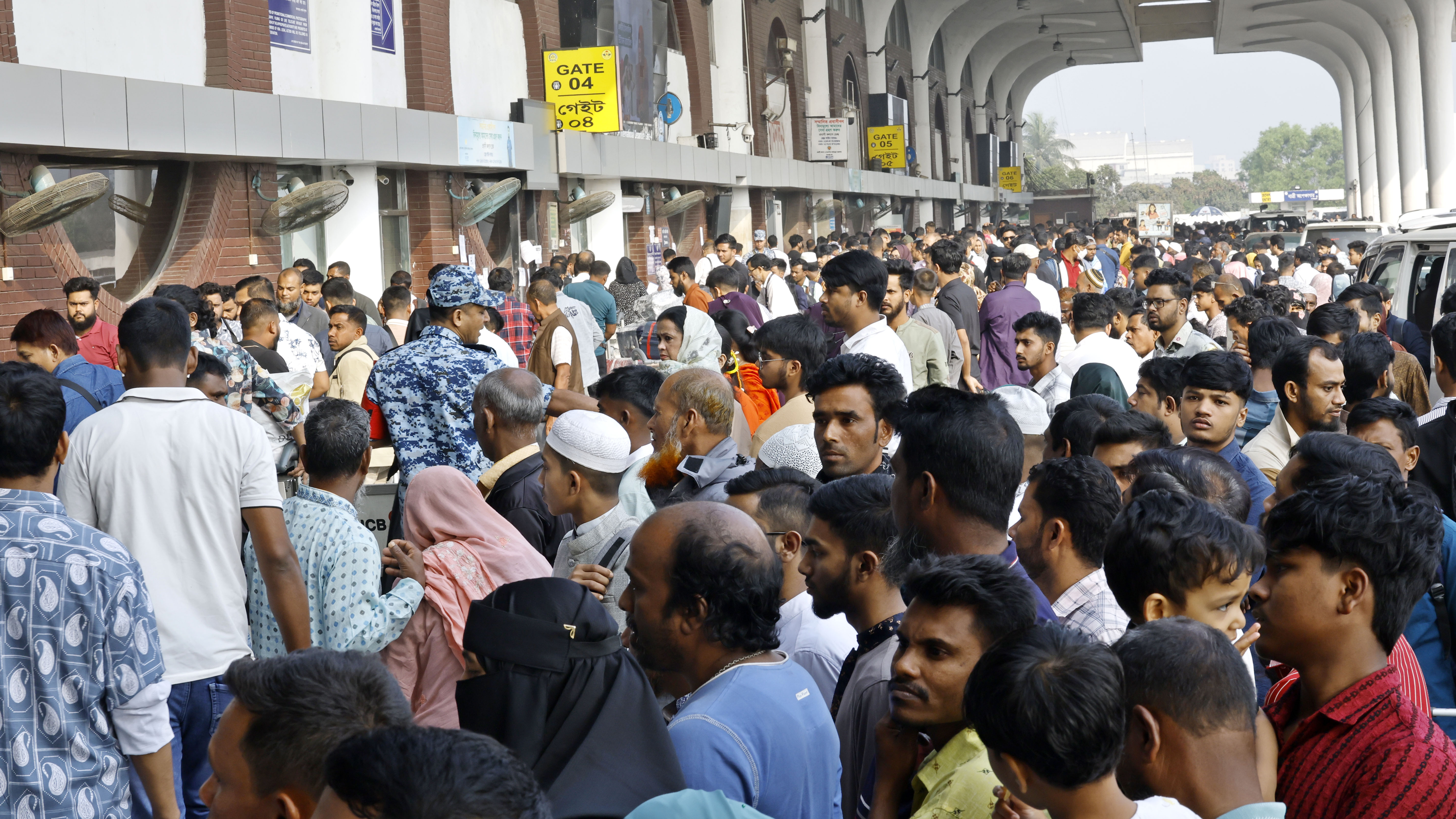 ঢাকার হযরত শাহজালাল আন্তর্জাতিক বিমানবন্দরে মধ্যপ্রাচ্যগামী কয়েক হাজার যাত্রীর আটকা পড়েন