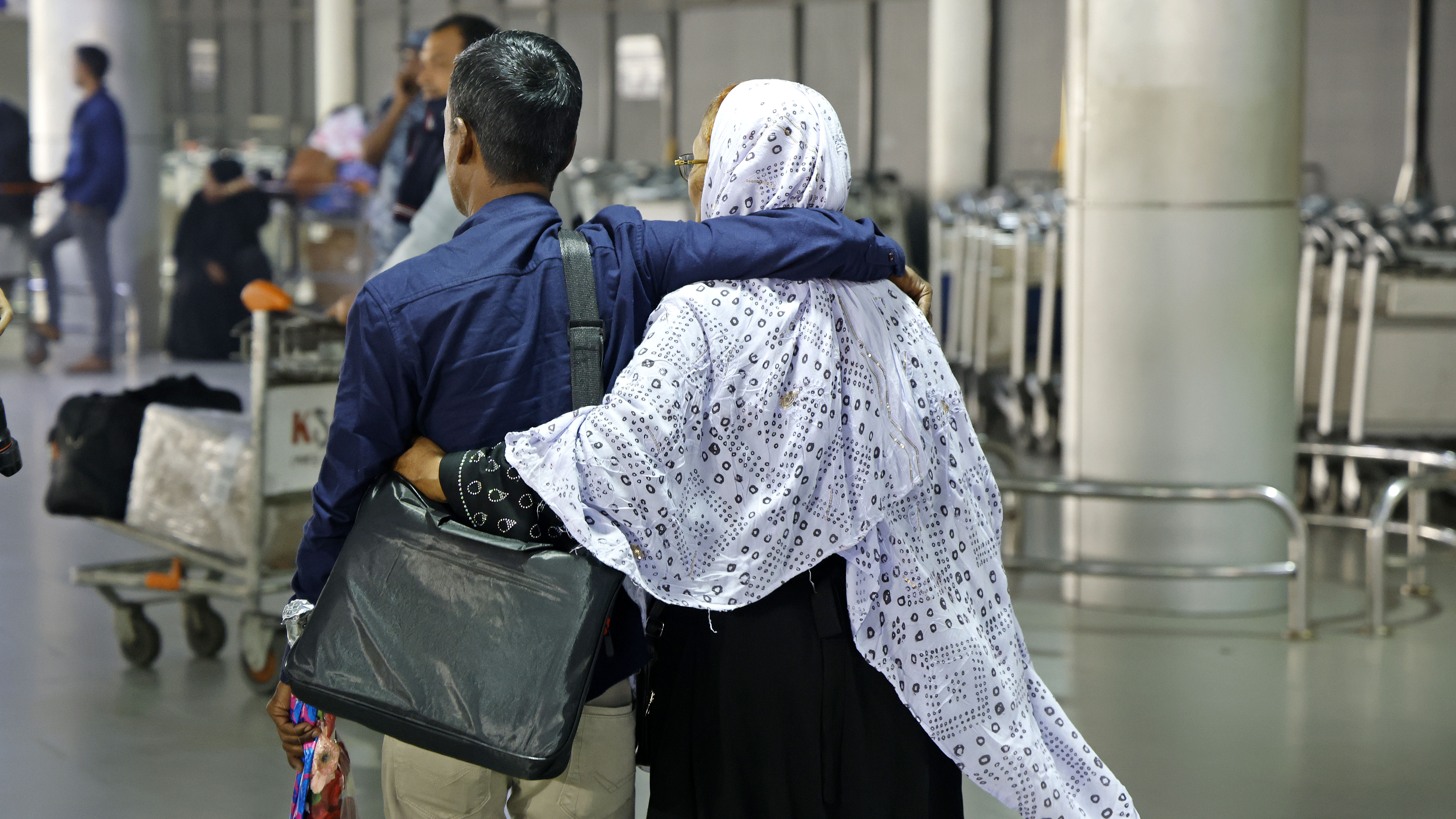 মাকে জড়িয়ে ঘরে ফিরছেন ছেলে