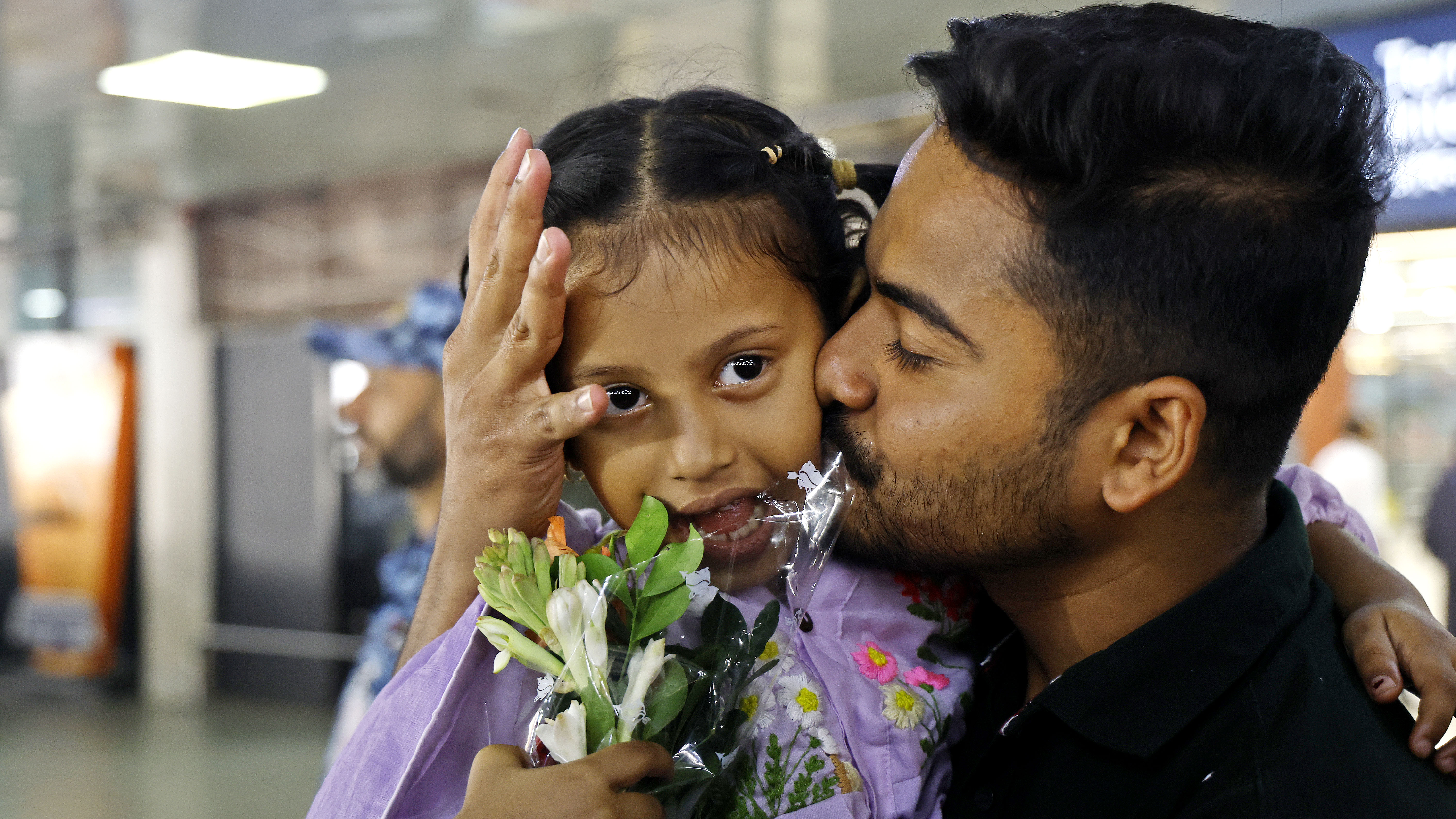 আটকা পড়া ৩৭৮ যাত্রী ফিরল দেশে