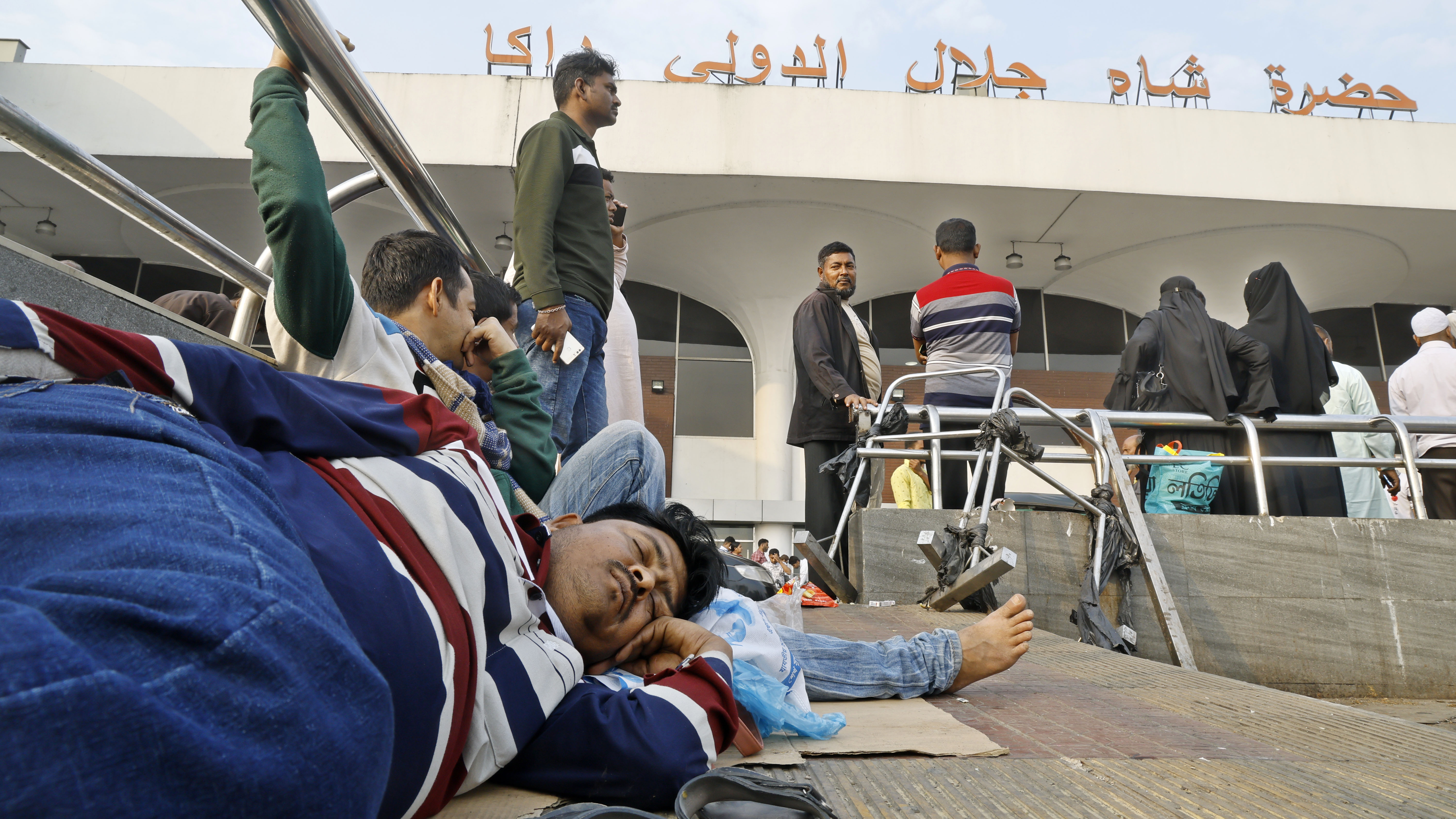 অনেকে অপেক্ষায় থাকতে থাকতে মাটিতেই ঘুমিয়ে পড়েন