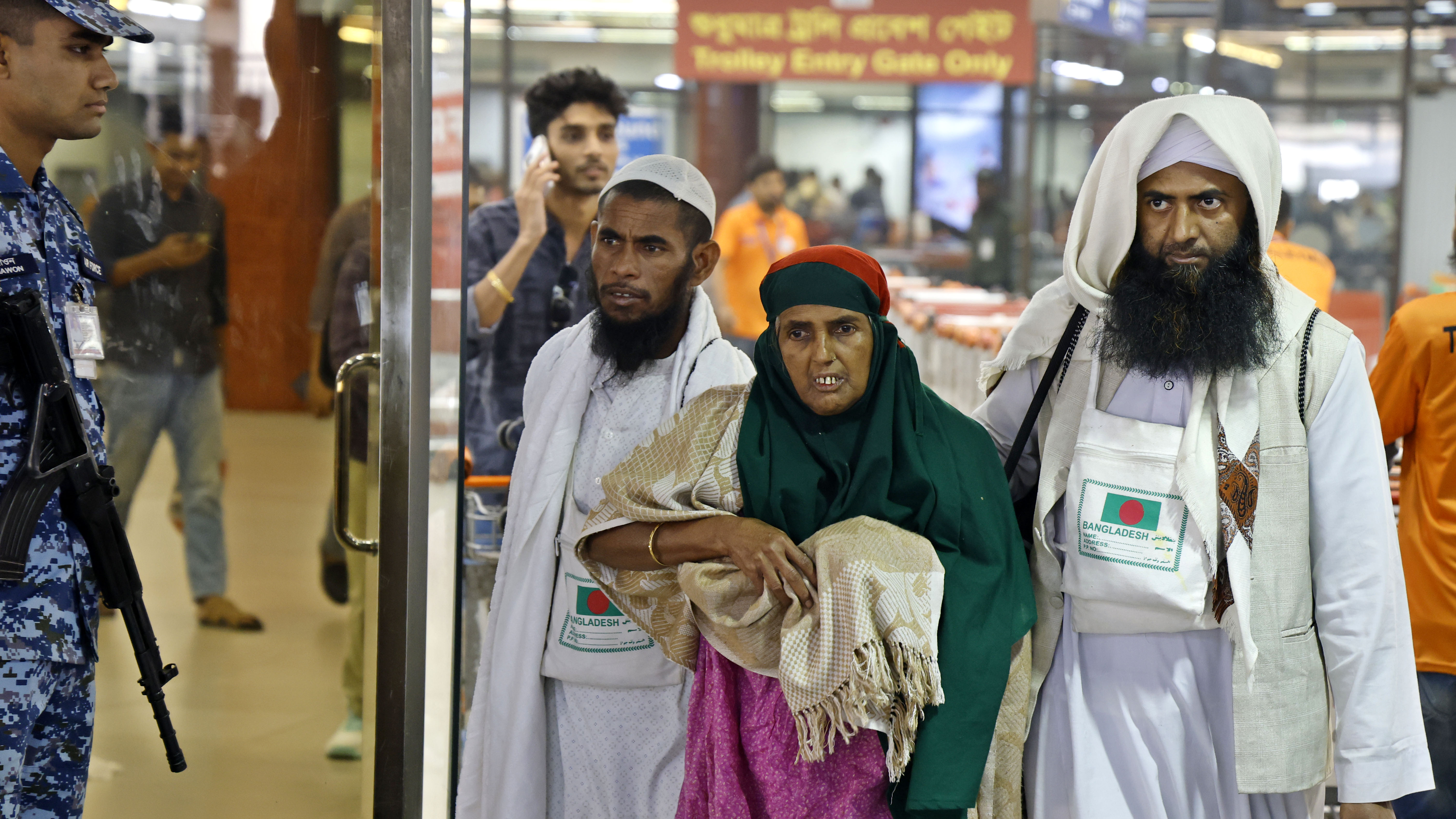 বিশেষ এই ফ্লাইটে ফিরেছেন অনেক ওমরাহ যাত্রীও