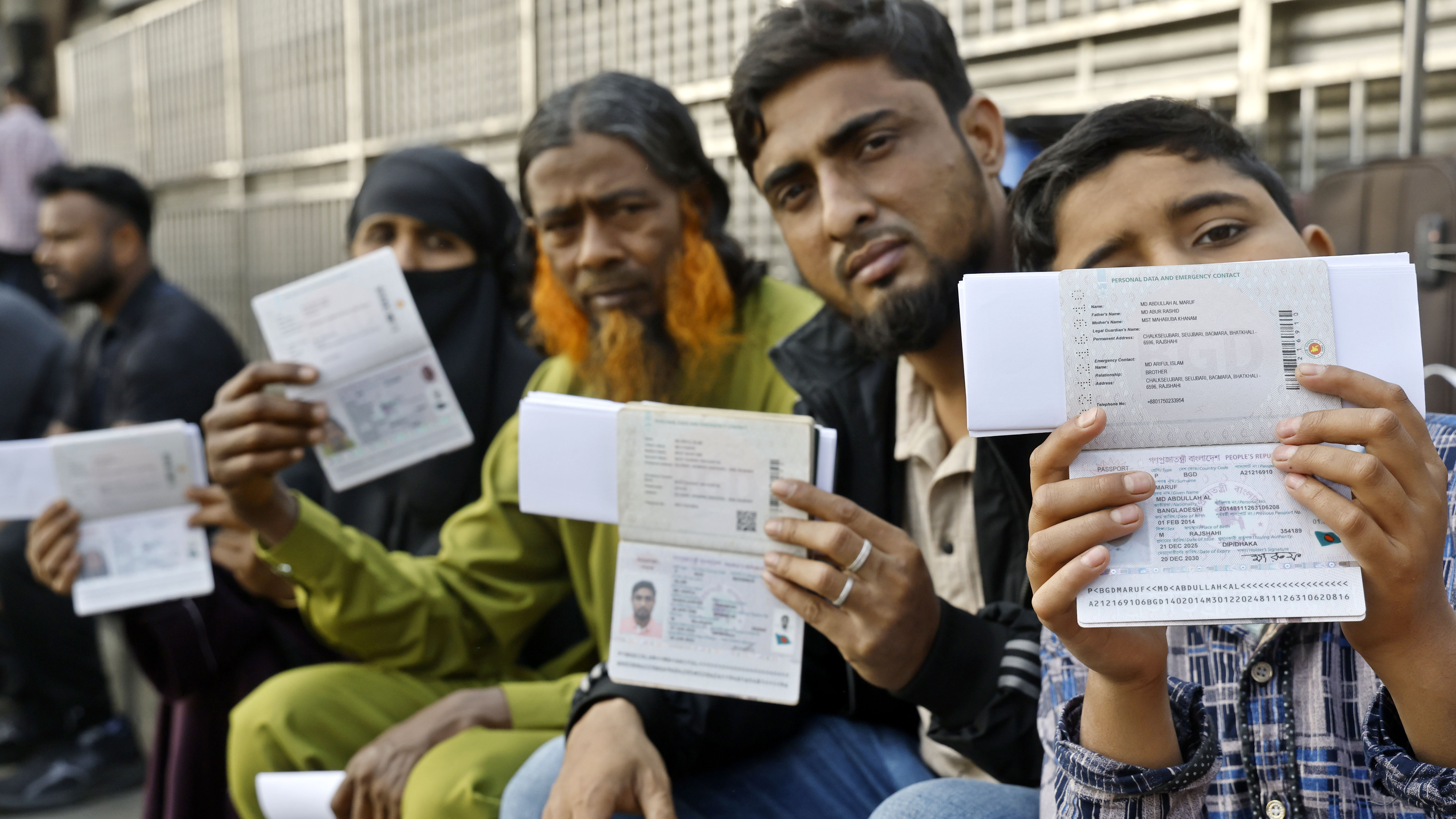 ওমরাহ হজের ফ্লাইট বেলা ১টায়। কিন্তু বাতিল হওয়ায় বিপাকে পড়েন এক পরিবারের ৬ সদস্য