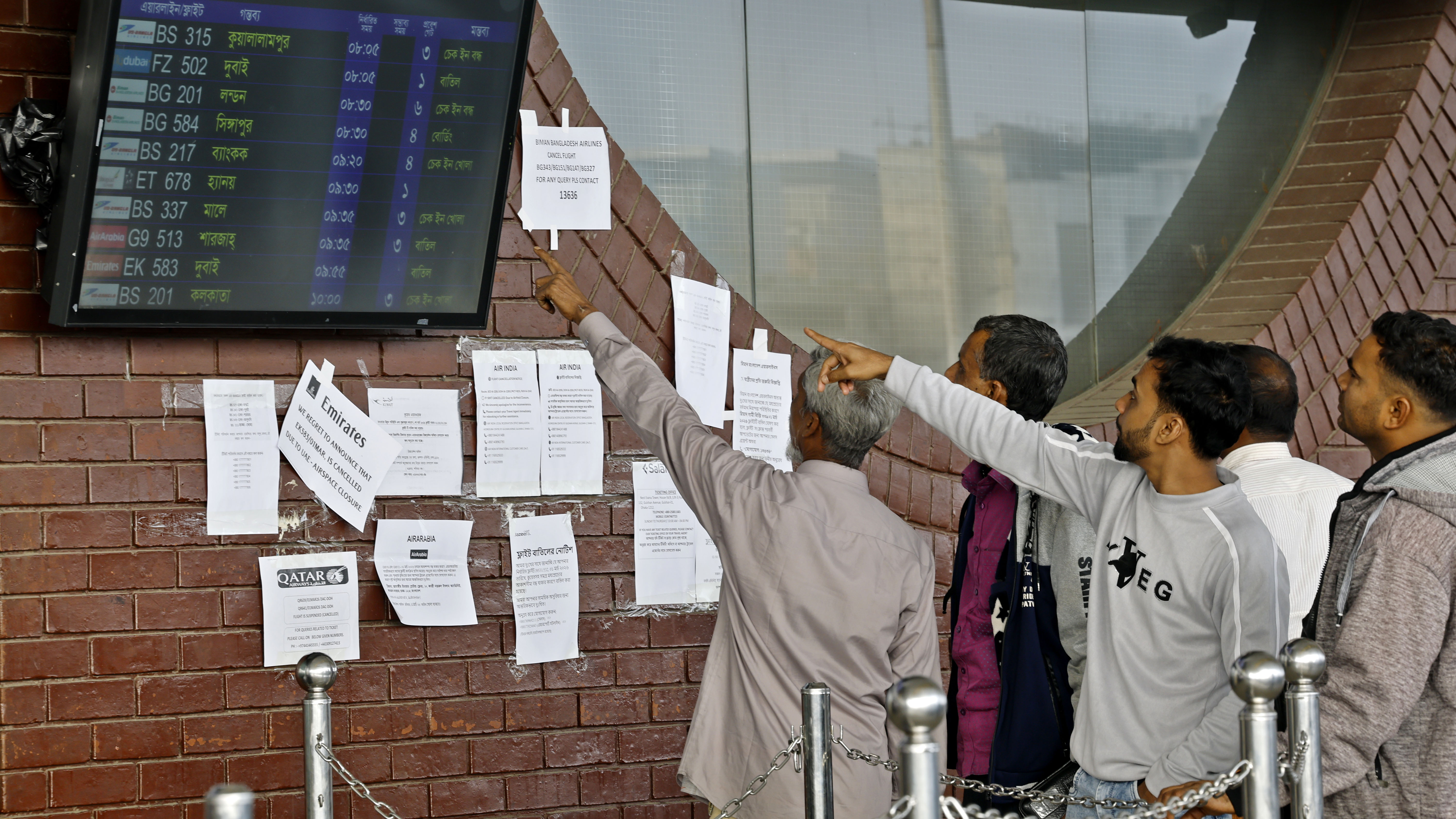 বিমানবন্দরে বিভিন্ন এয়ারলাইনসের ফ্লাইট বাতিলের নোটিশ লাগিয়ে দেওয়া হয়