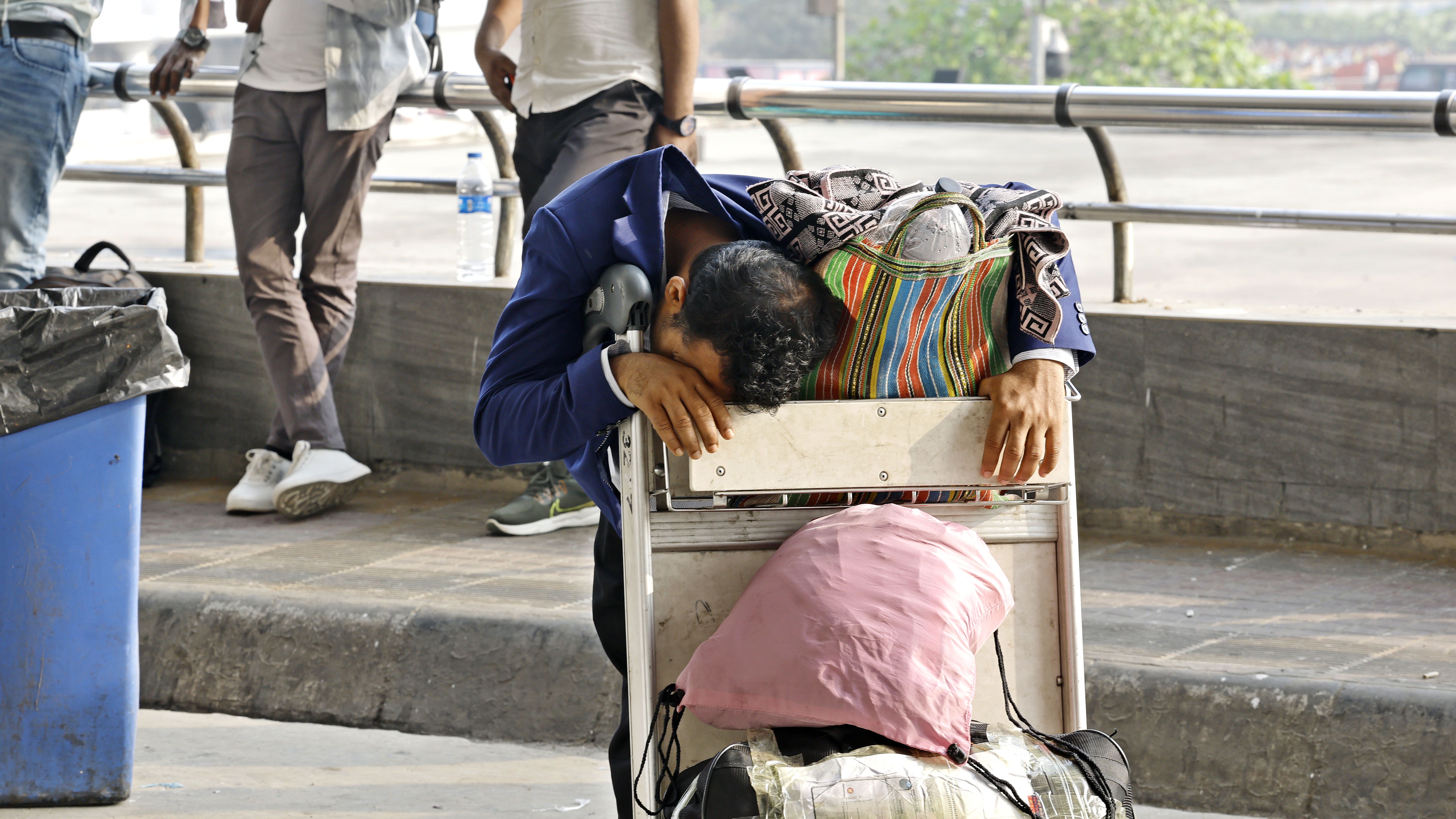 পাবনা থেকে আসা মনিরুল বিমানবন্দরের সামনে ফ্লাইটের অপেক্ষা করতে করতে এক সময় কান্নায় ভেঙে পড়ে মুখ লুকান।