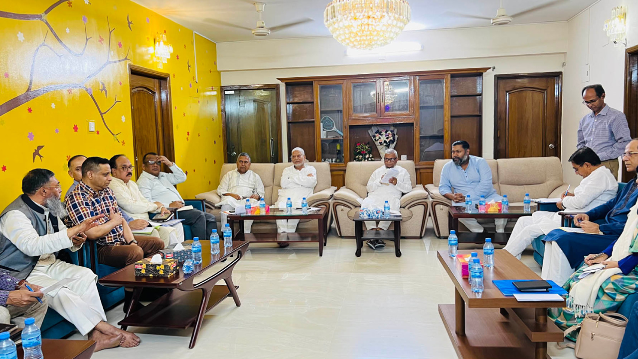 ঈদের ছুটির আগেই শ্রমিকদের বেতন-বোনাস পরিশোধের নির্দেশ শ্রমমন্ত্রীর