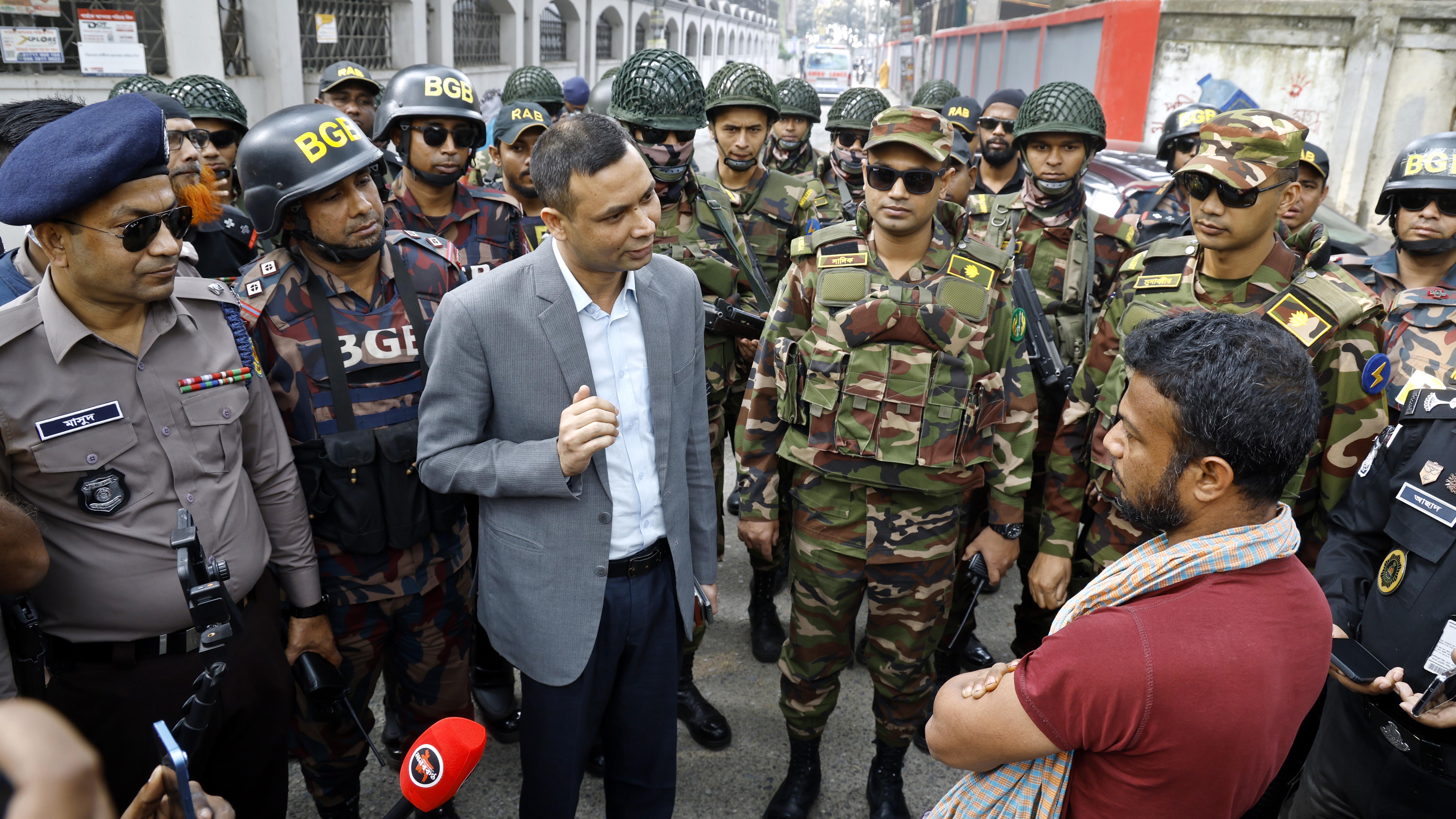 টহলের সময় নির্বাহী ম্যাজিস্ট্রেট সাধারন মানুষের সঙ্গে কথা বলে সমস্যার কথা জানার চেষ্টা করেন
