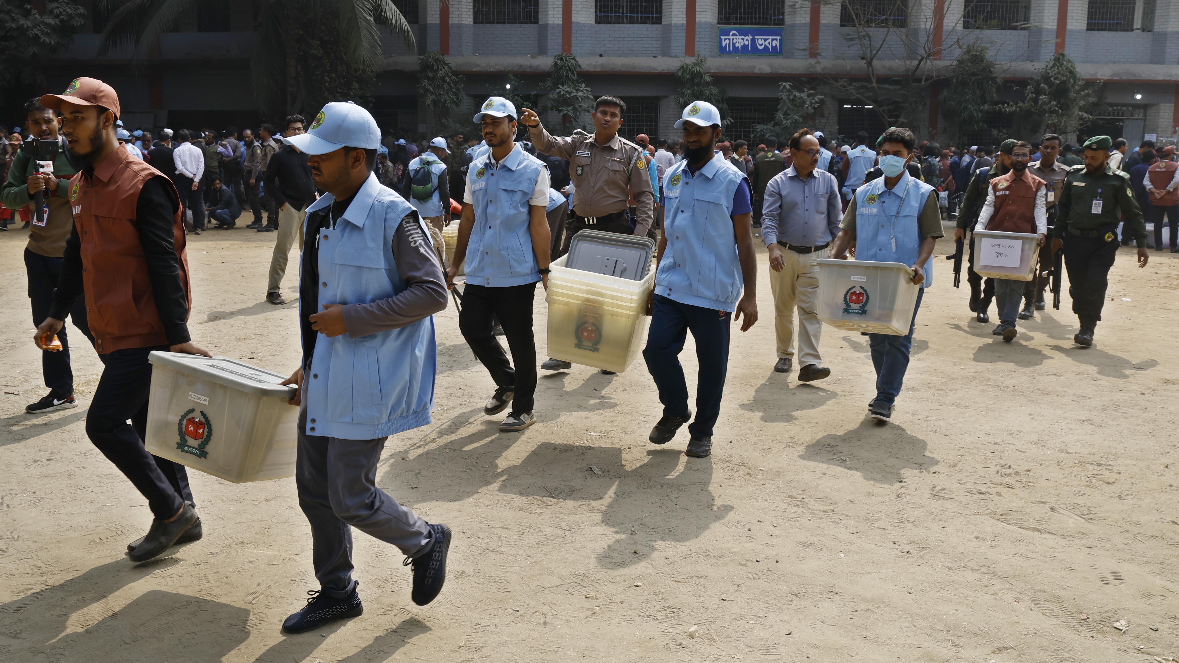 ঢাকায় নির্বাচনী ব্যালট বাক্স বিতরণ ও নিরাপত্তা পরিস্থিতি