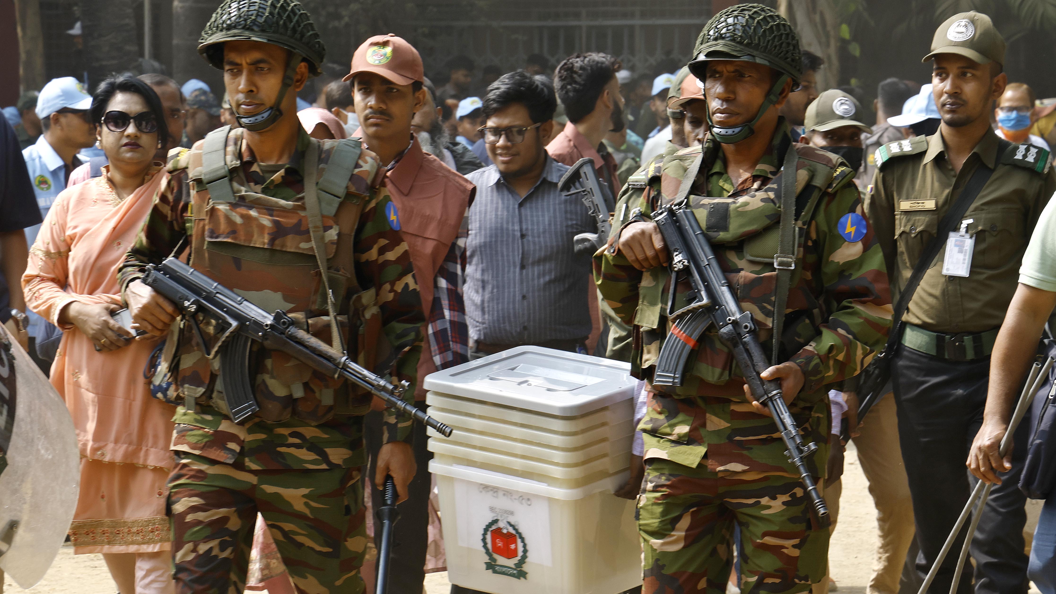 তেজগাঁও সরকারি উচ্চ বিদ্যালয়ের মাঠ থেকে সেনাবাহিনীর কড়া পাহাড়ায় বিভিন্ন কেন্দ্রে নিয়ে যাওয়া হয় ব্যালট বাক্স ও নির্বাচনী সরঞ্জাম
