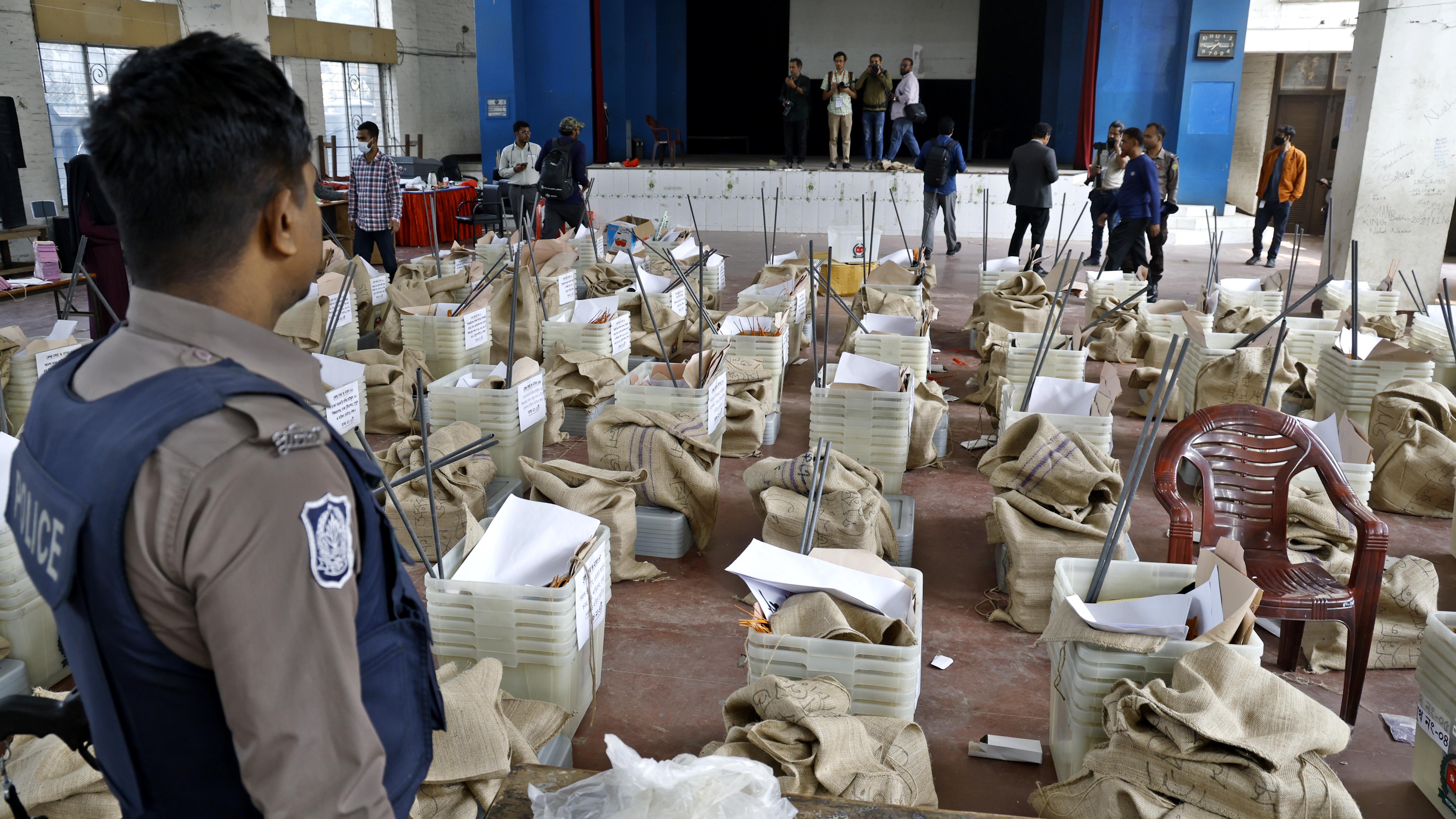 উইলস লিটল ফ্লওয়ার স্কুল এন্ড কলেজের হল রুমে বিভিন্ন কেন্দ্রের নির্বাচনী সরঞ্জাম রাখা হয়
