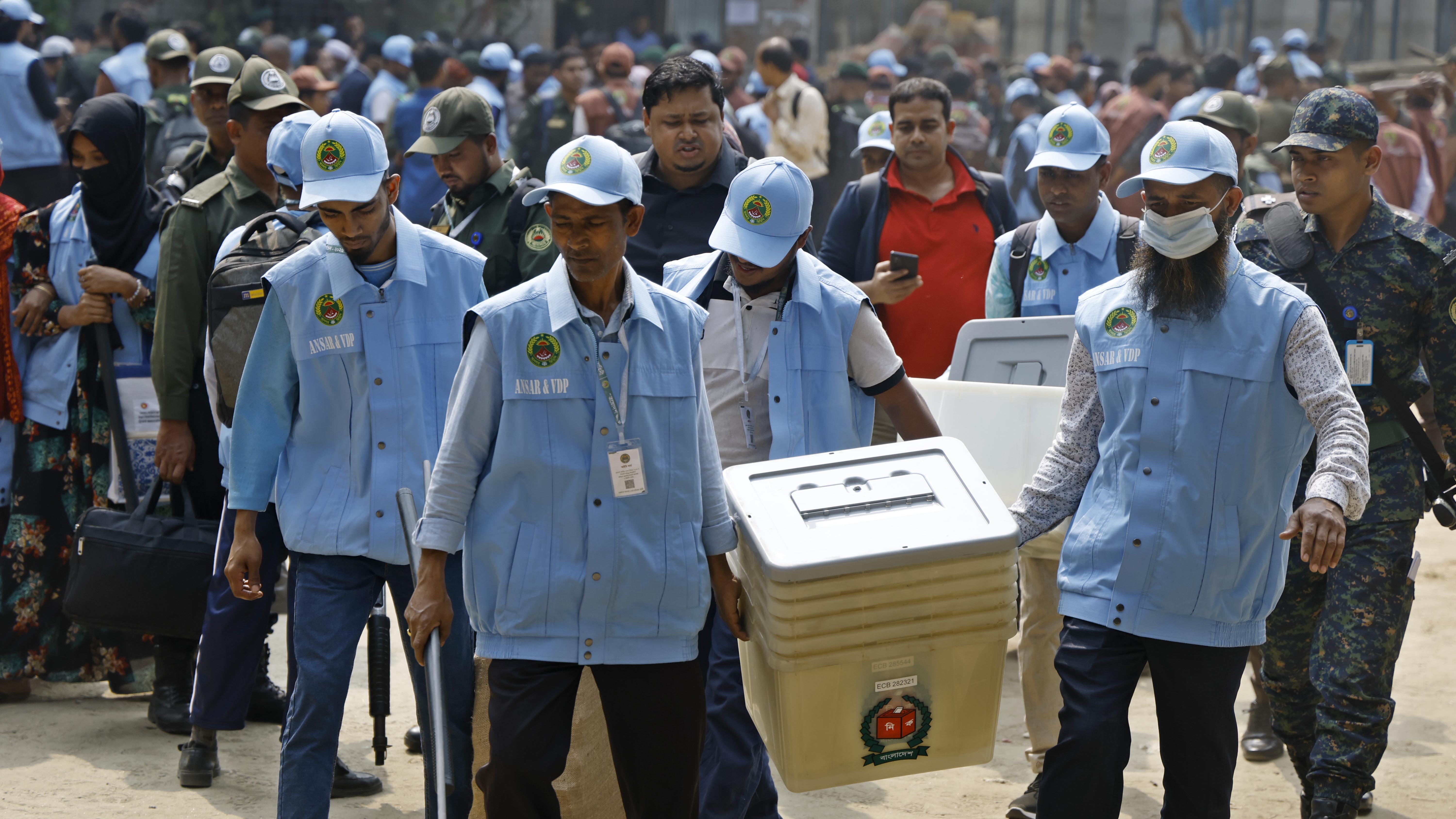প্রত্যেক কেন্দ্রের ব্যালট বাক্স ও নির্বাচনী সরঞ্জাম আনসার বাহিনীর সদস্যরা নিরাপত্তা দিয়ে নিয়ে যান