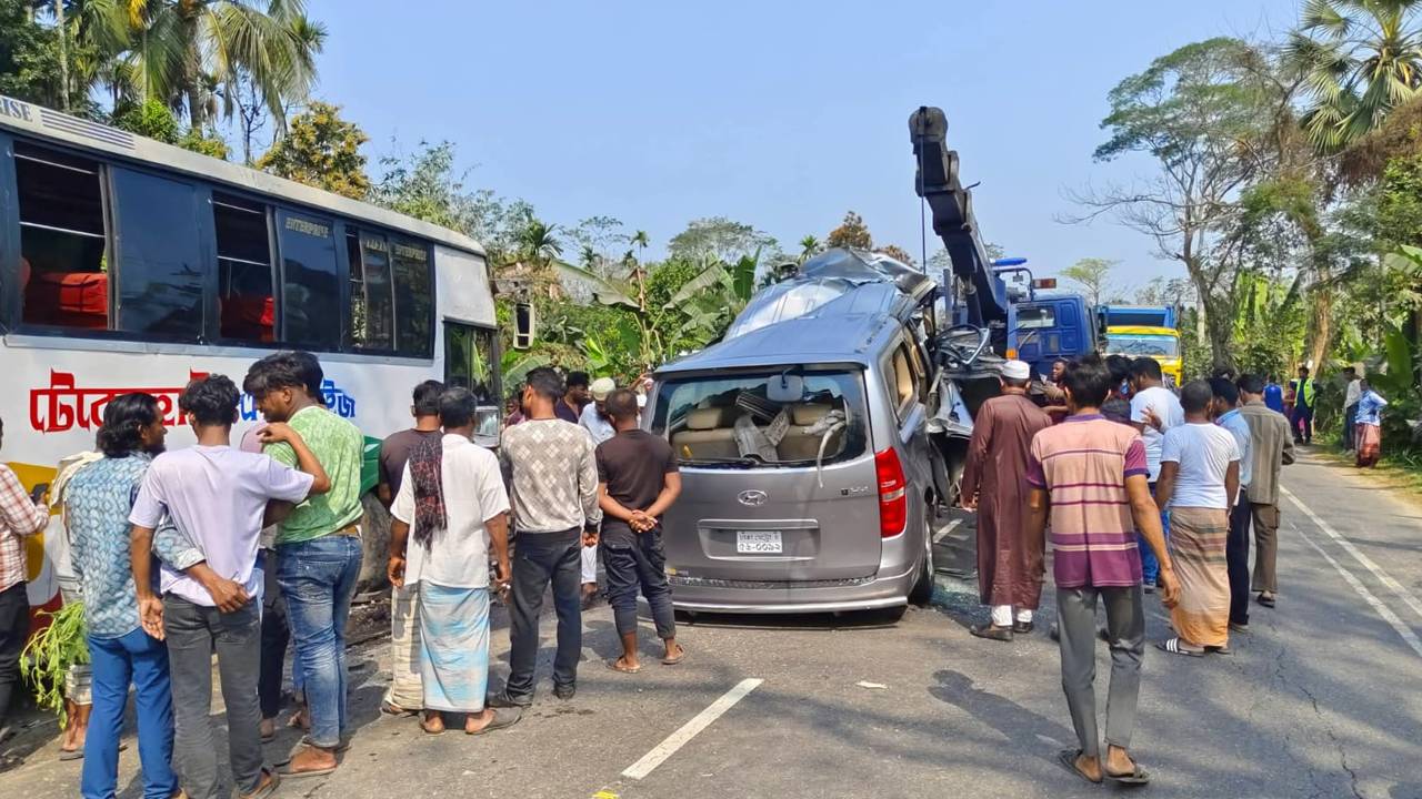 গৌরনদীতে বাস-মাইক্রোবাস মুখোমুখি সংঘর্ষে নিহত ২