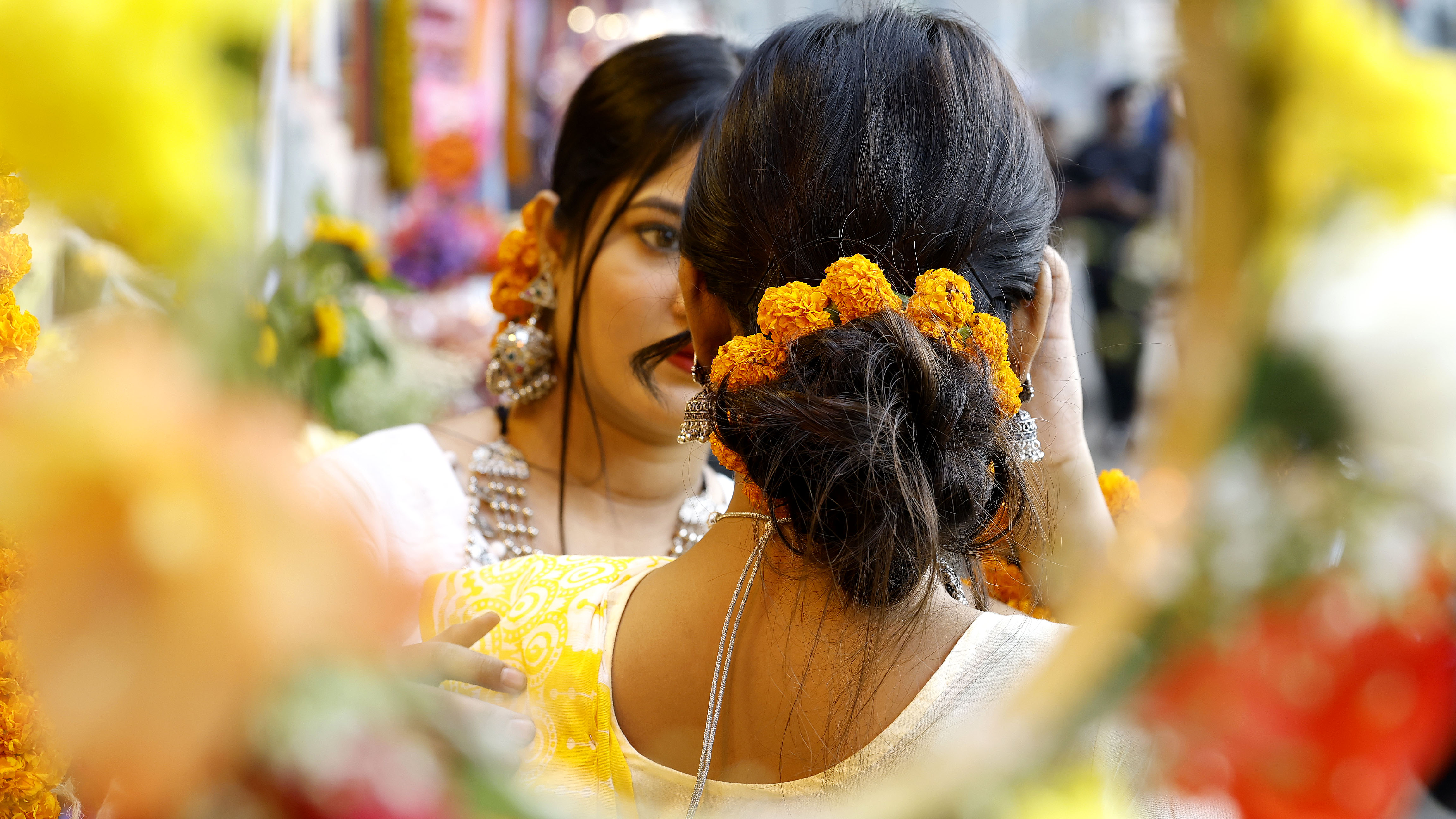 বসন্তের রঙ লেগেছে ভালোবাসায়