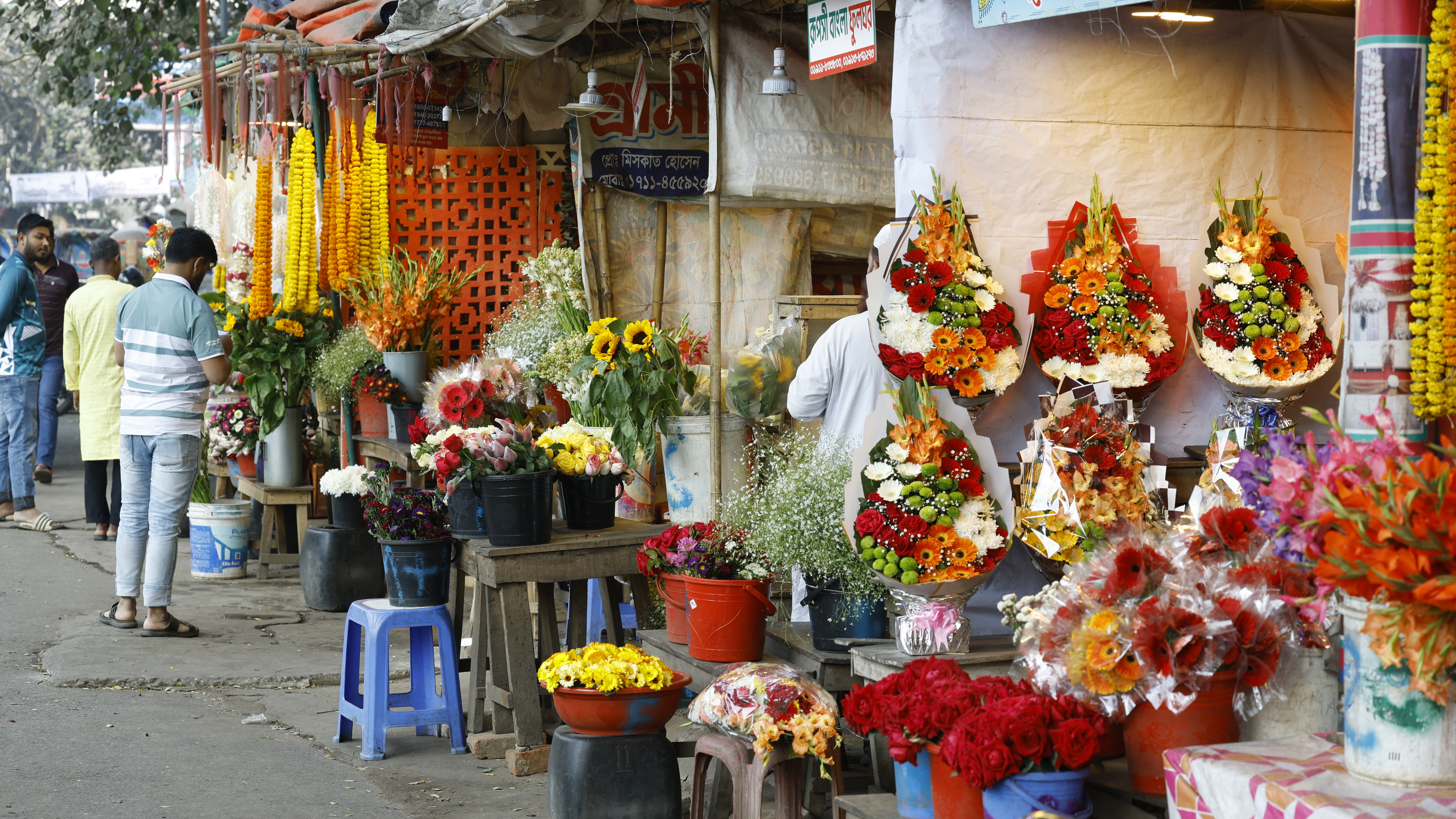 একই দিনে পহেলা ফাল্গুন ও ভালোবাসা দিবস। শাহবাগের ফুলমার্কেটেও তাই সেজেছিল ফুলে ফুলে