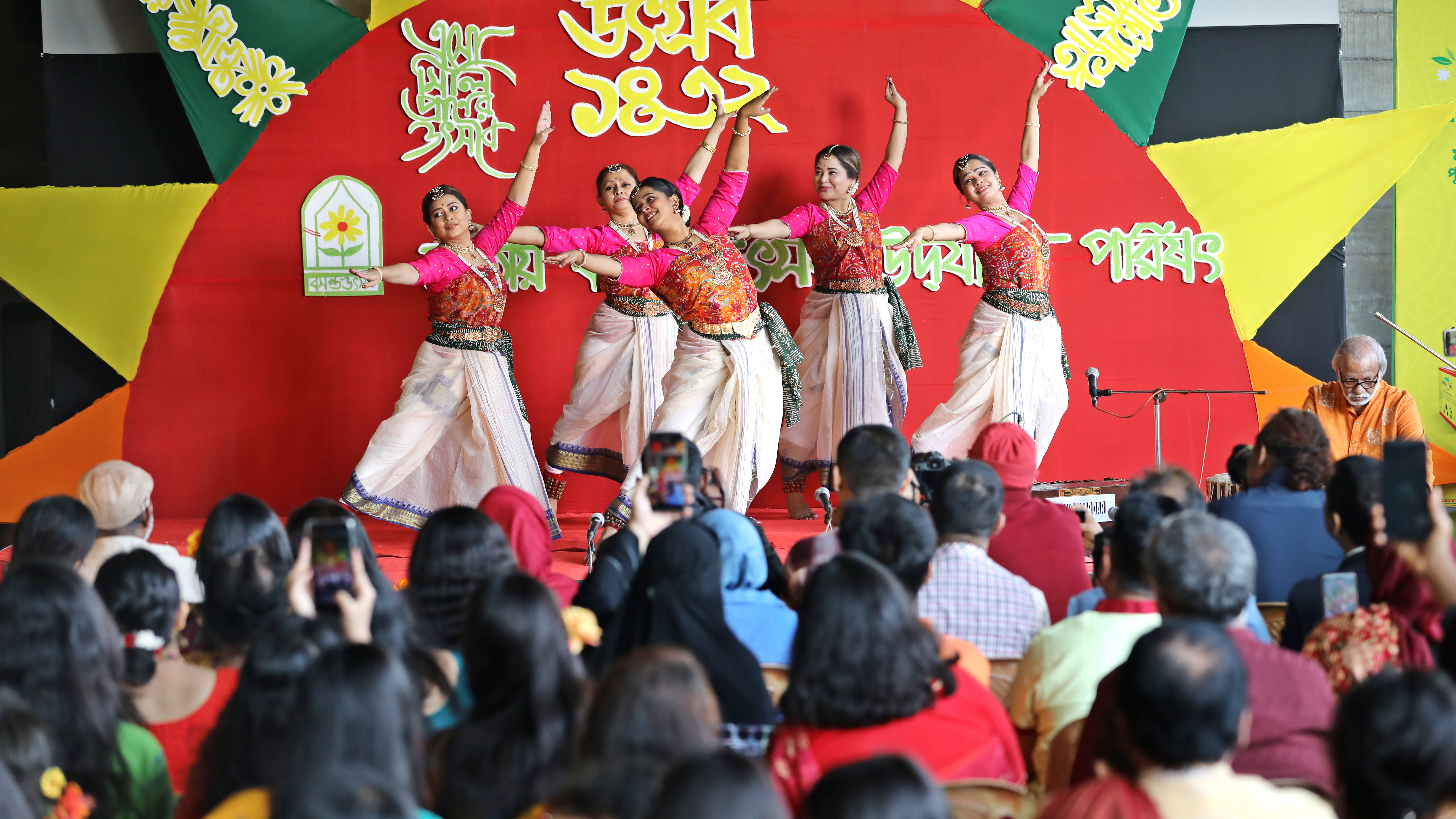 উৎসবে নৃত্য পরিবেশন করেন শিল্পীরা