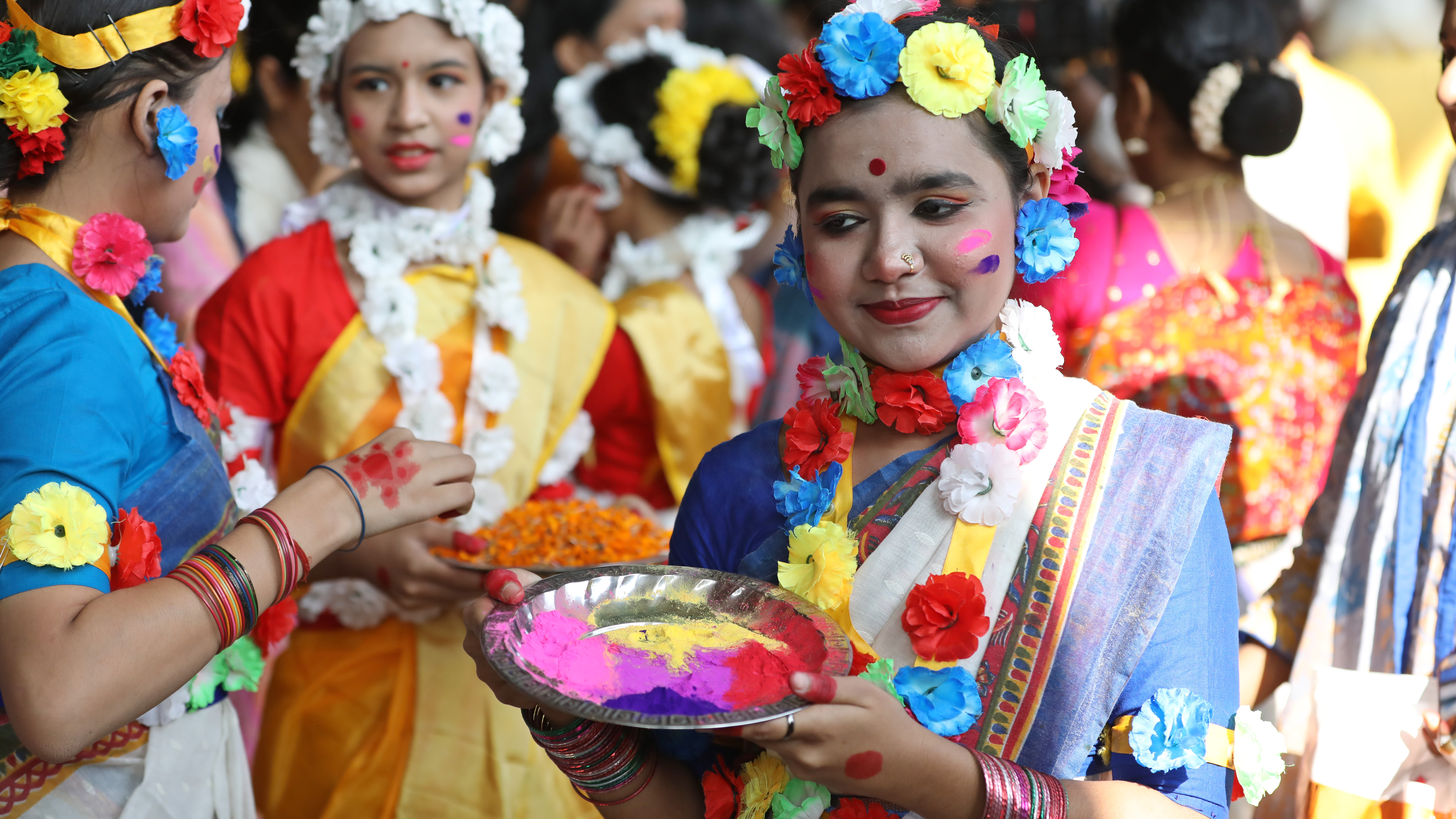 হলুদ, বাসন্তী ও রঙিন পোশাকে সেজে আসা দর্শনার্থীদের উপস্থিতিতে প্রাঙ্গণ হয়ে ওঠে প্রাণবন্ত