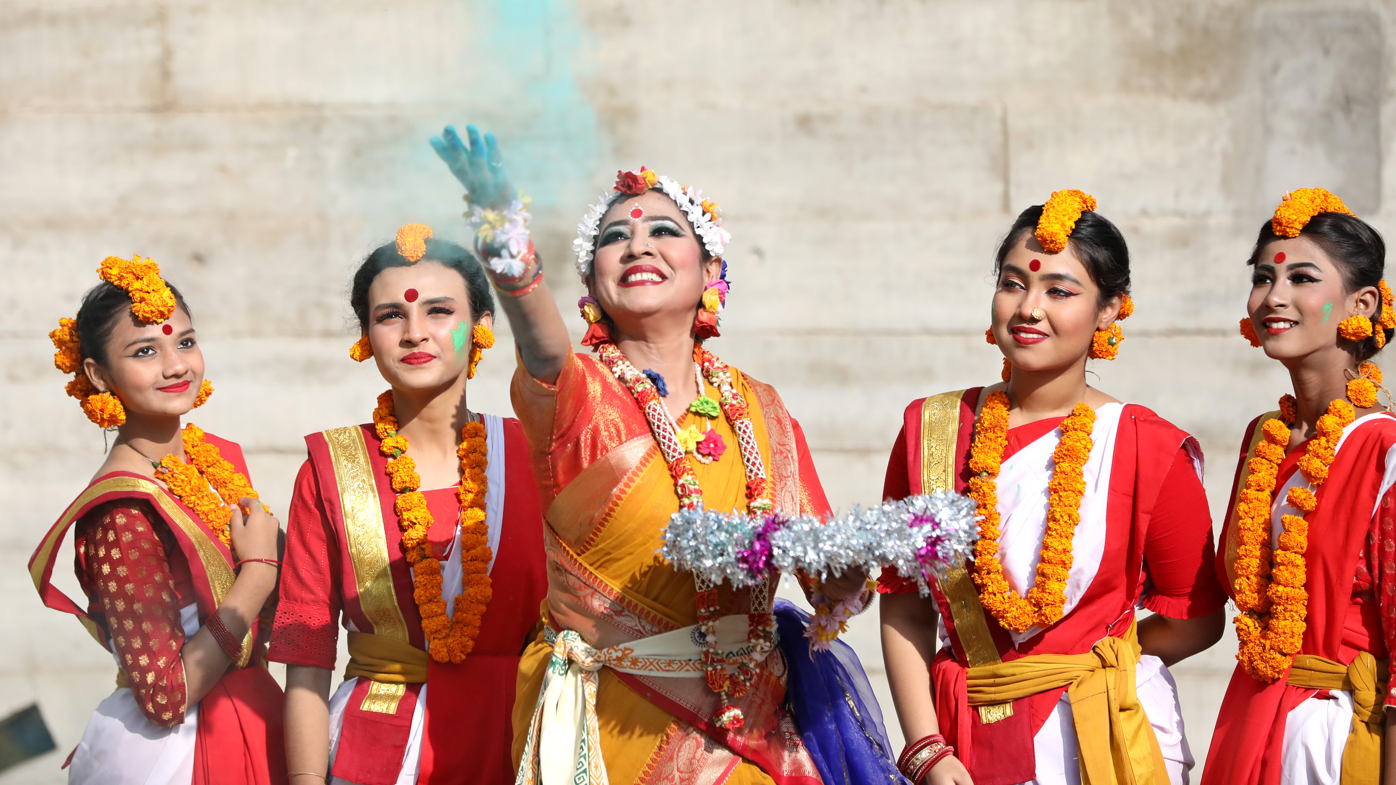 নতুন ঋতুকে বরণ করে নিতে রঙ, ফুল ও সংগীতে মুখরিত হয়ে ওঠে প্রাঙ্গণ