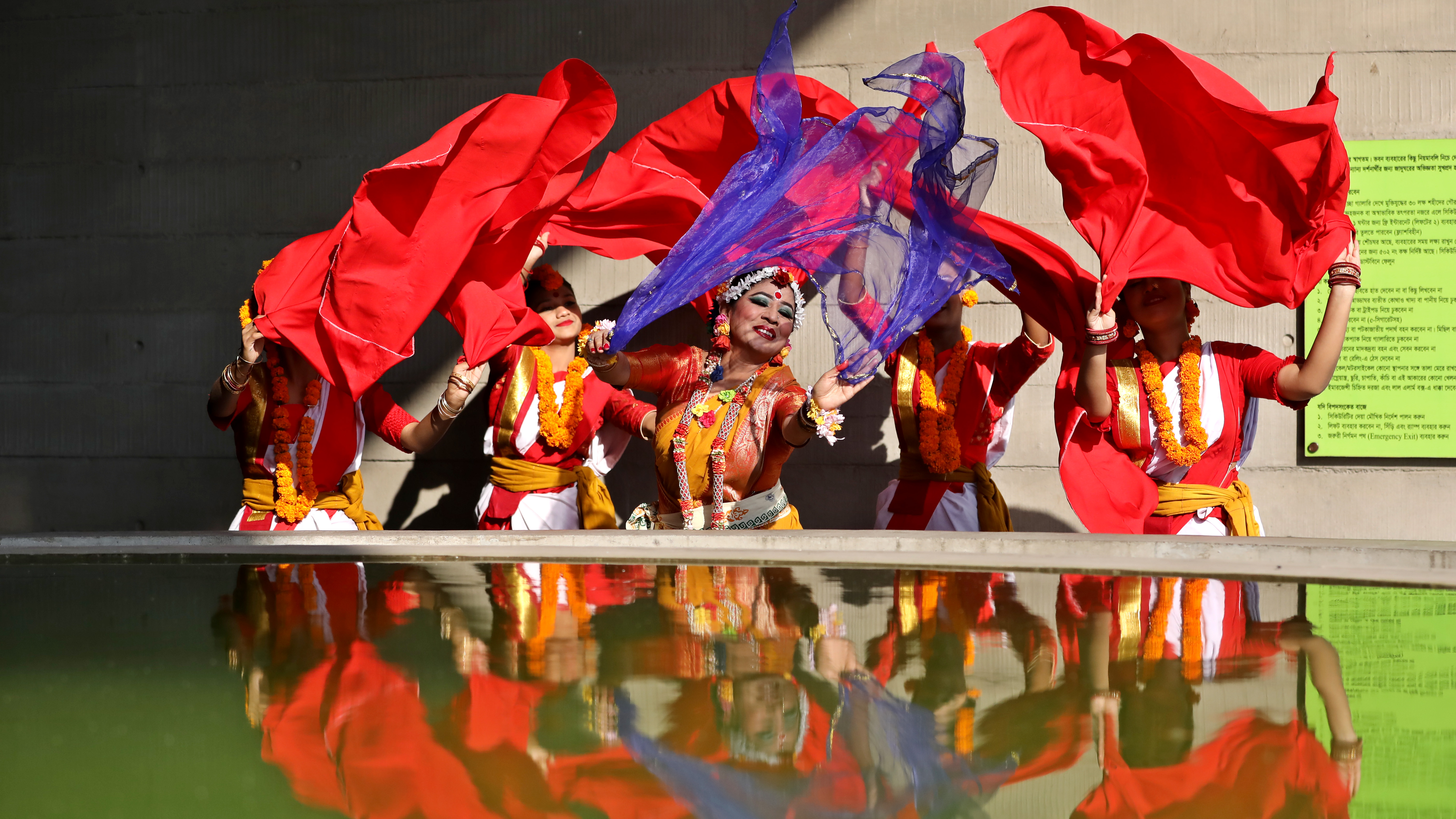অংশগ্রনকারী নৃত্য শিল্পীরা বিভিন্ন ডিসপ্লে প্রদর্শন করেন