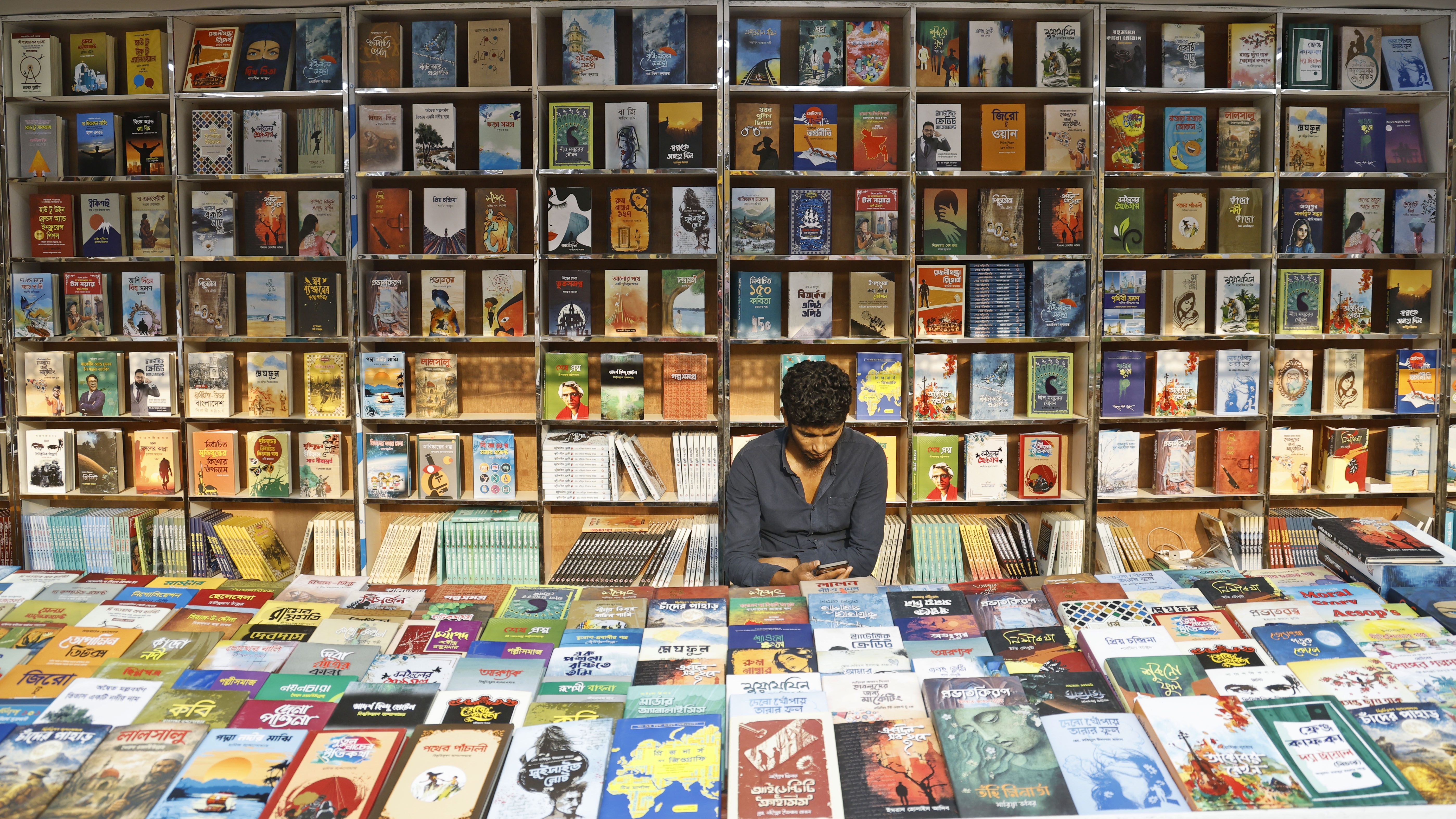 নতুন বইয়ে পরিপূর্ণ, কিন্তু ক্রেতার দেখা নেই বেশিরভাগ স্টলে