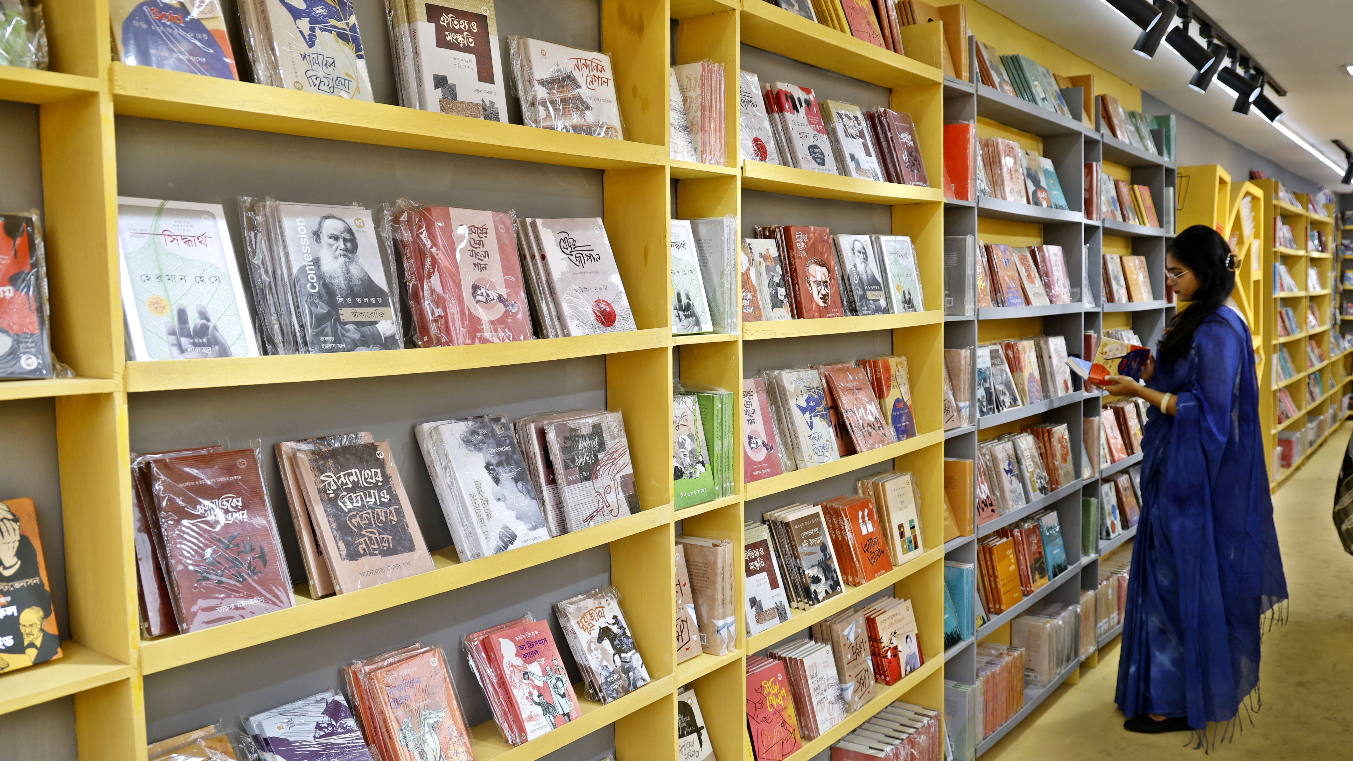 বিগত বছরগুলোর মতো বড় বড় স্টলেও নেই বইপ্রেমীদের আনাগোনা