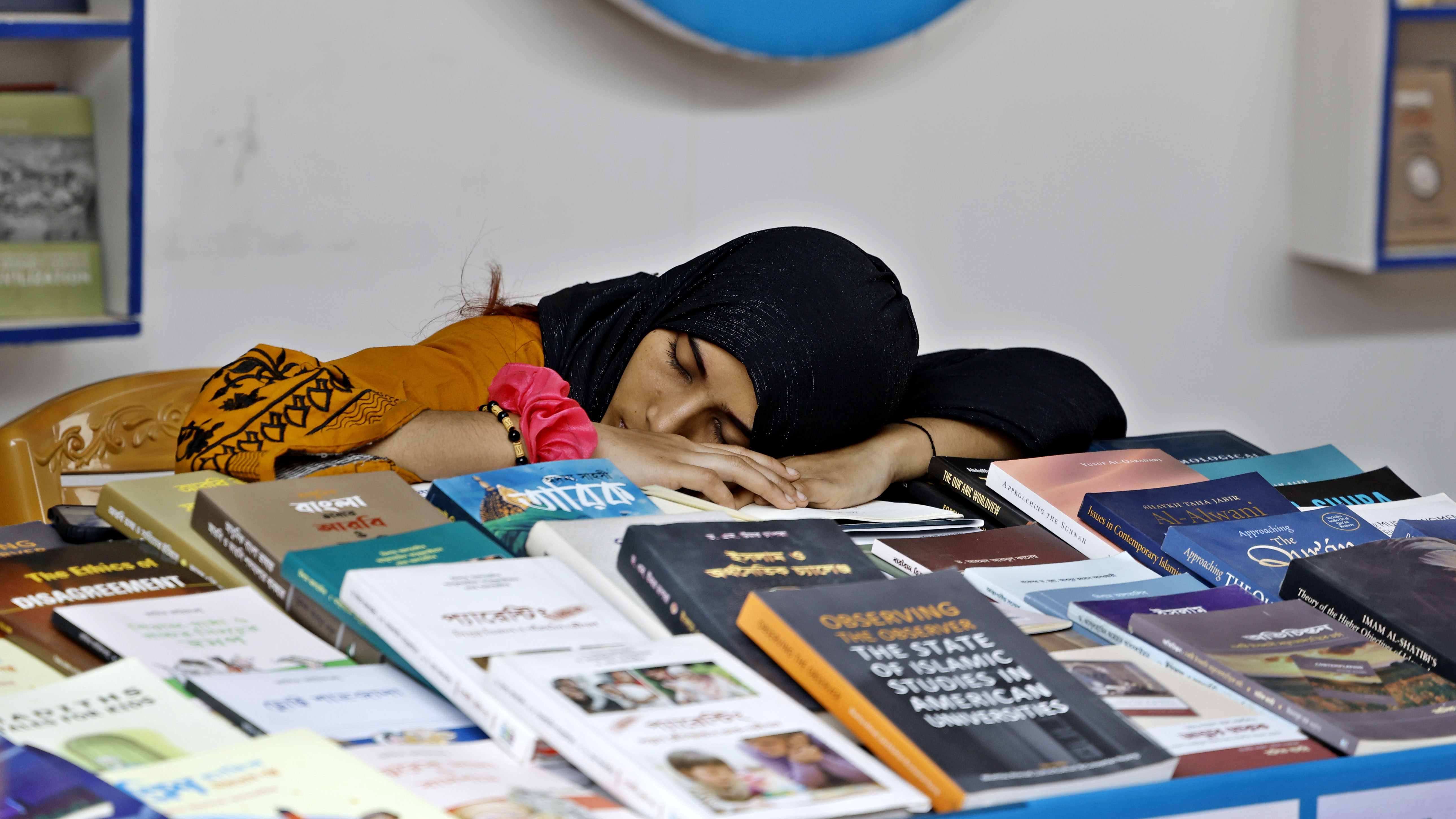 ক্রেতার অপেক্ষায় বই