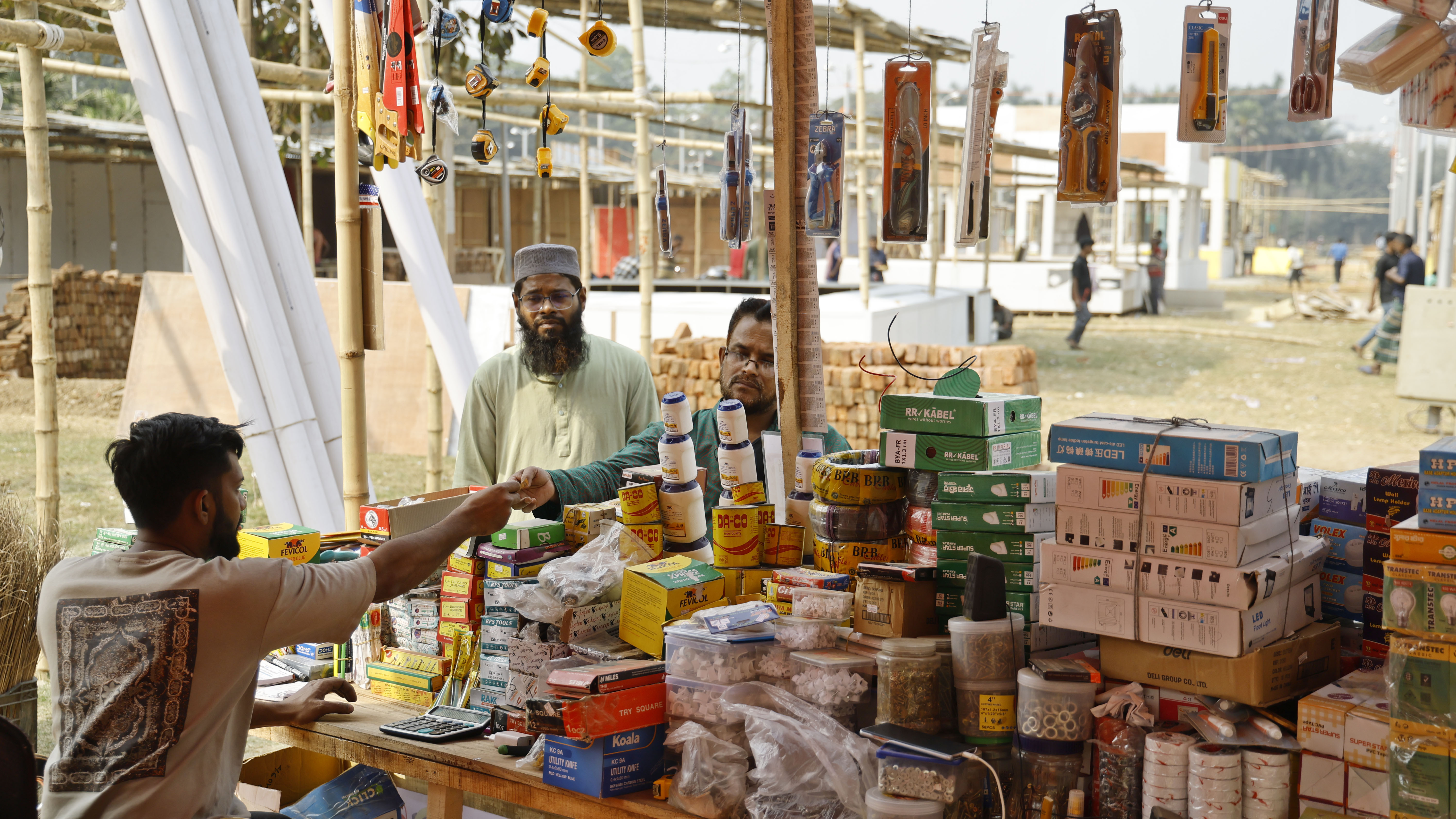 দোকান বানাতে প্রয়োজনীয় এমন সামগ্রী নিয়ে ভ্রাম্যমান দোকান দিয়েছেন কয়েকজন।