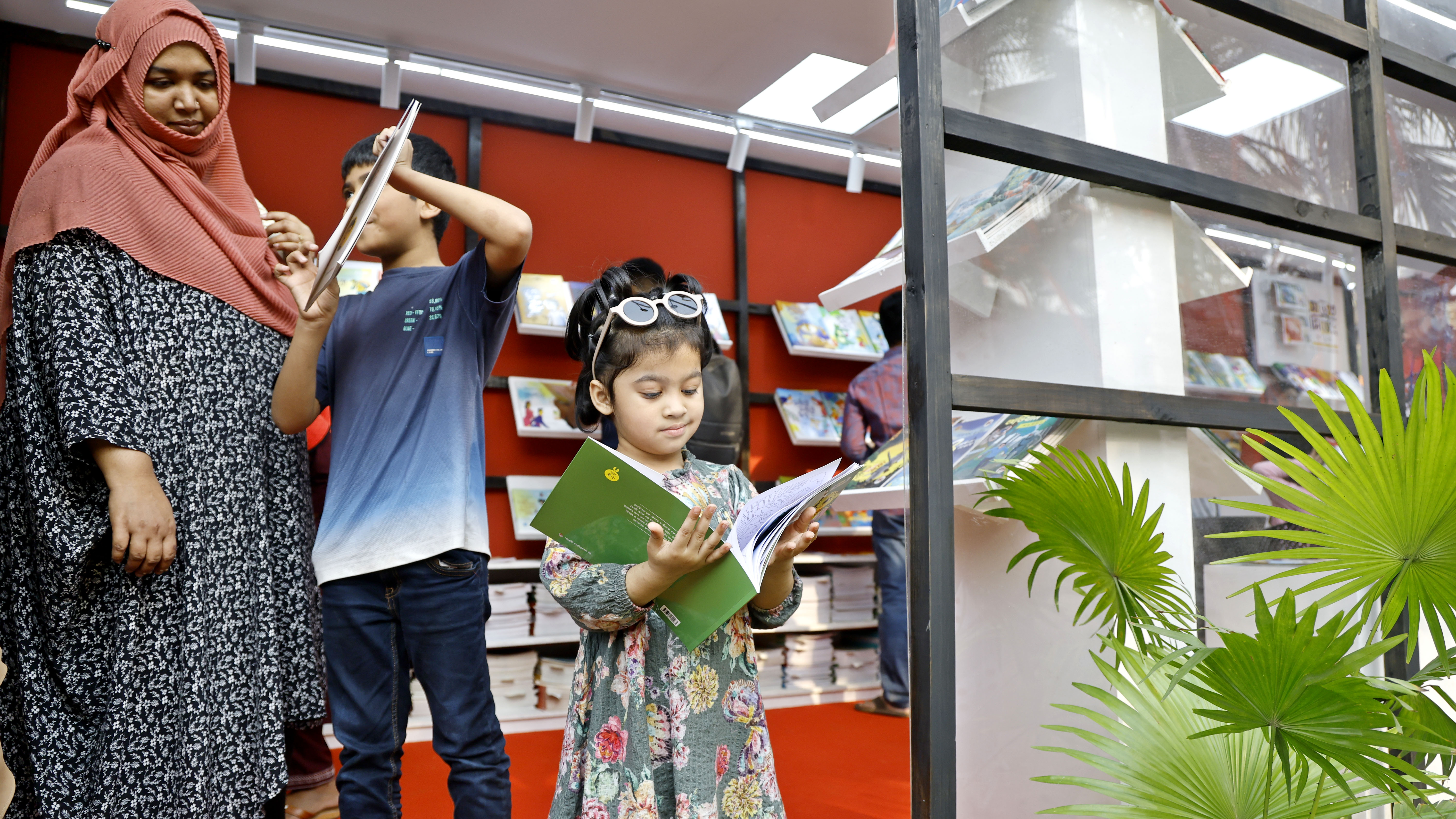 বই হাতে পেলেই পড়তে শুরু করে শিশুরা