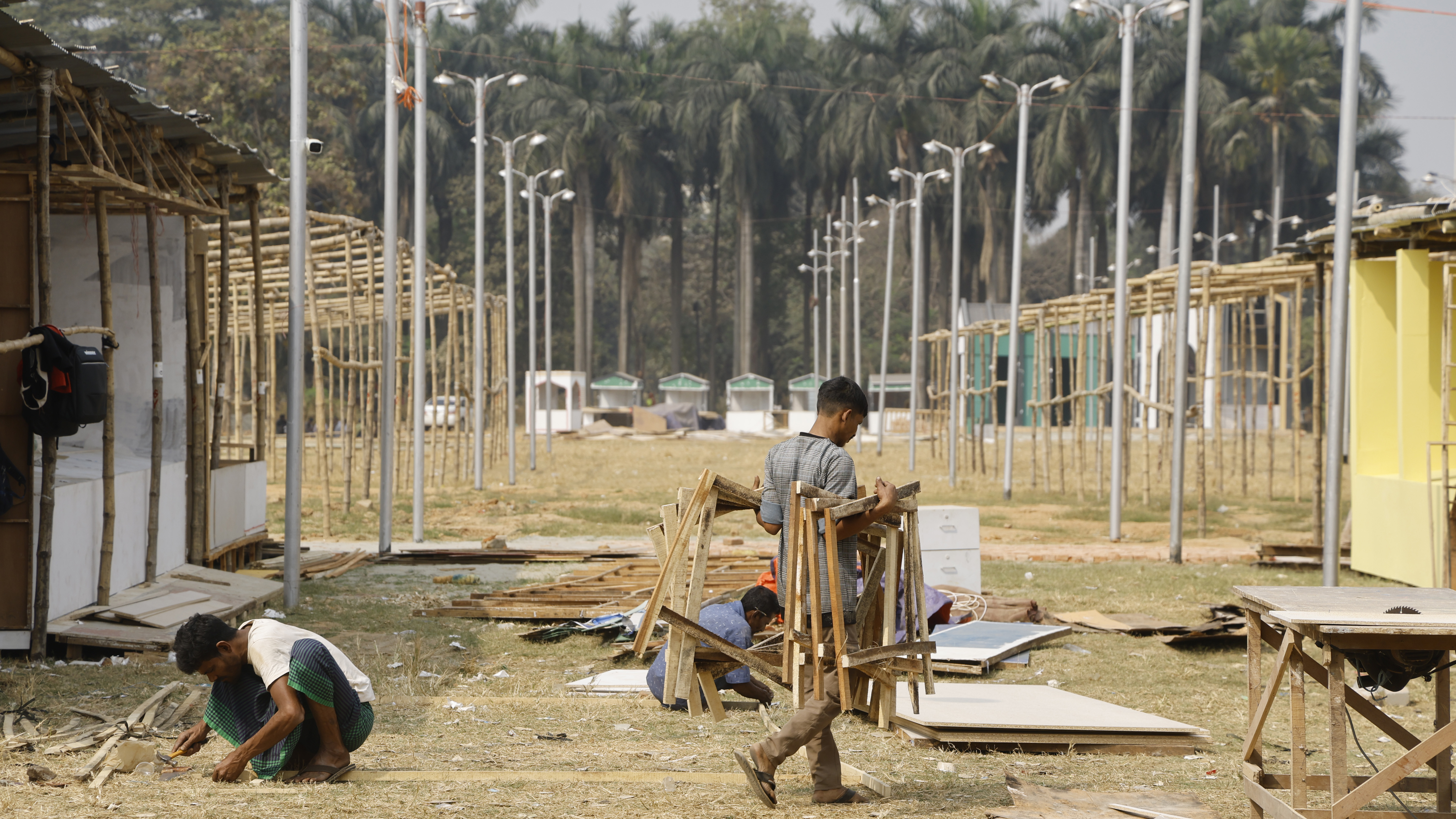 রাতের বেলা বইপ্রেমী ও দর্শনার্থীদের স্বাচ্ছন্দ্যে চলাচলের জন্য বসানো হচ্ছে ল্যাম্প পোস্ট।