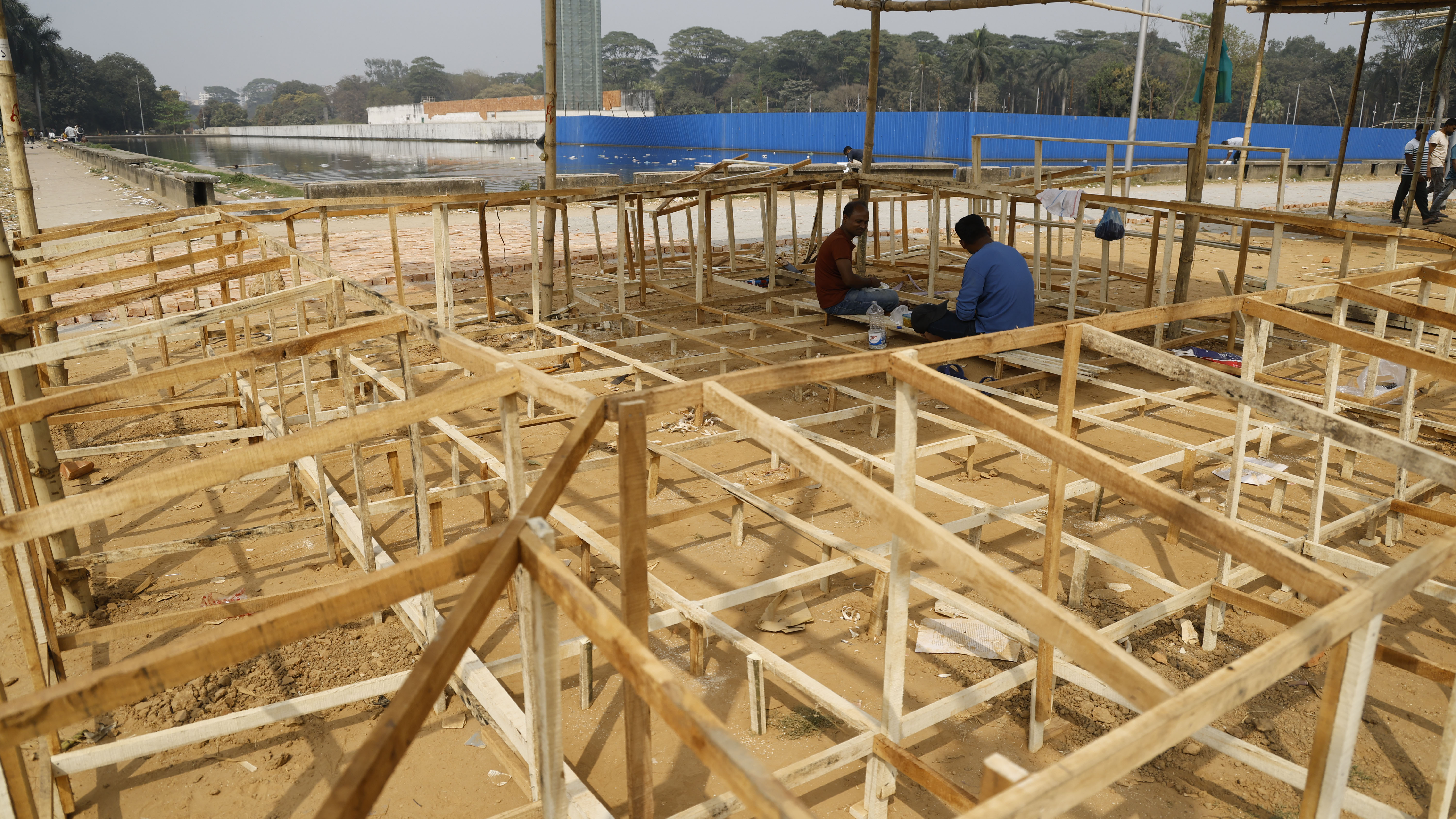 মেলায় পাঠকদের আকৃষ্ট করতে নান্দনিক নকশায় দোকানগুলো তৈরি করা হচ্ছে।