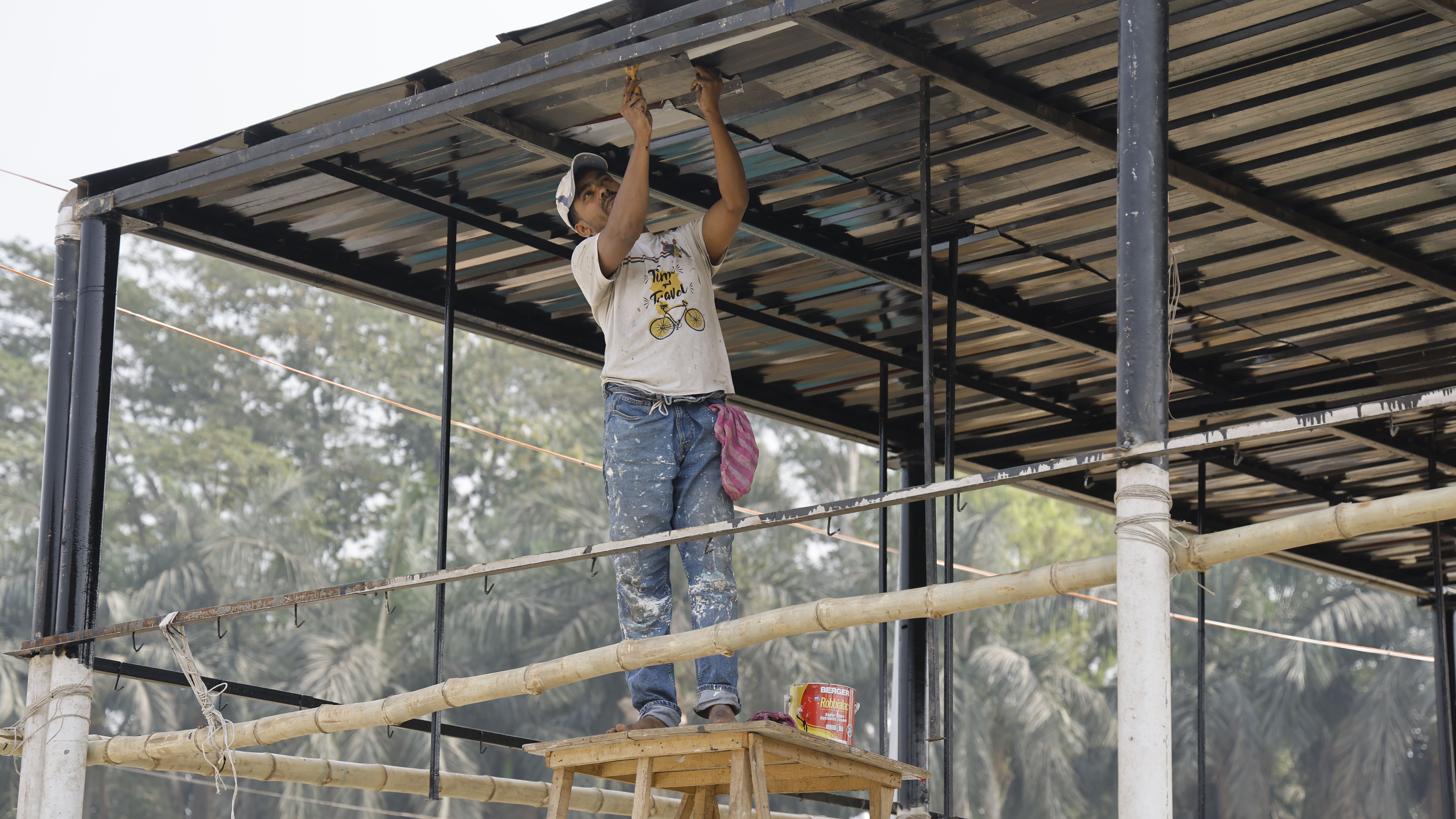 কিছু দোকান তৈরি কাজ প্রায় শেষ পর্যায়ে থাকায় এখন রং করা হচ্ছে।