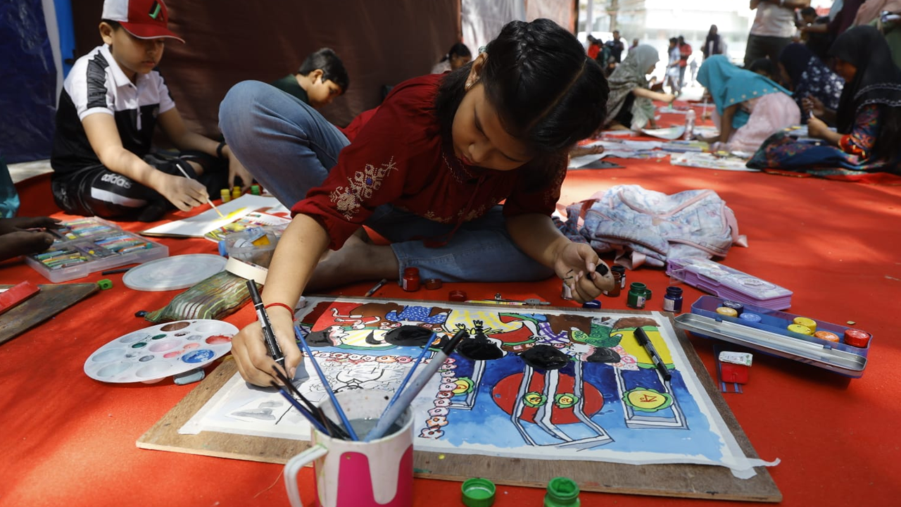 অমর একুশে বইমেলায় প্রথম শিশুপ্রহরে চিত্রাঙ্কন প্রতিযোগিতায় অংশ নেওয়া একটি শিশু