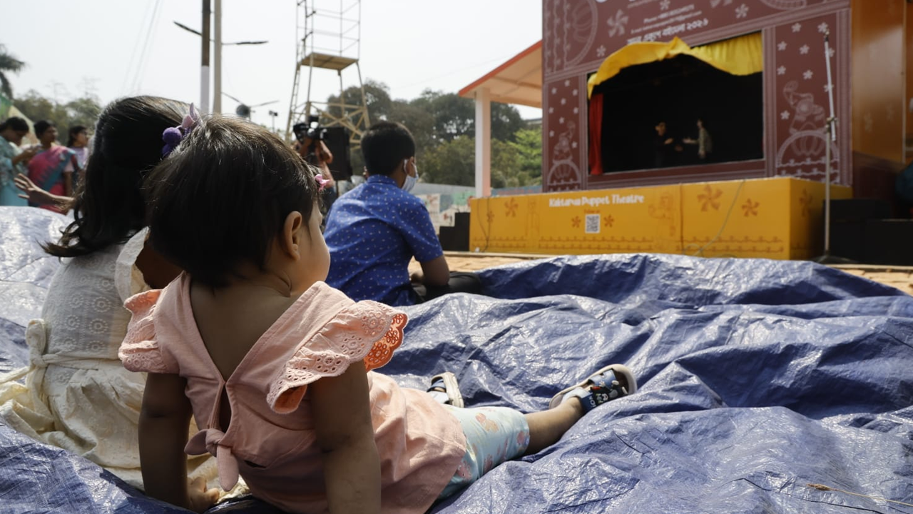 অমর একুশে বইমেলায় প্রথম শিশুপ্রহরে পুতুল নাচ দেখছে শিশুরা