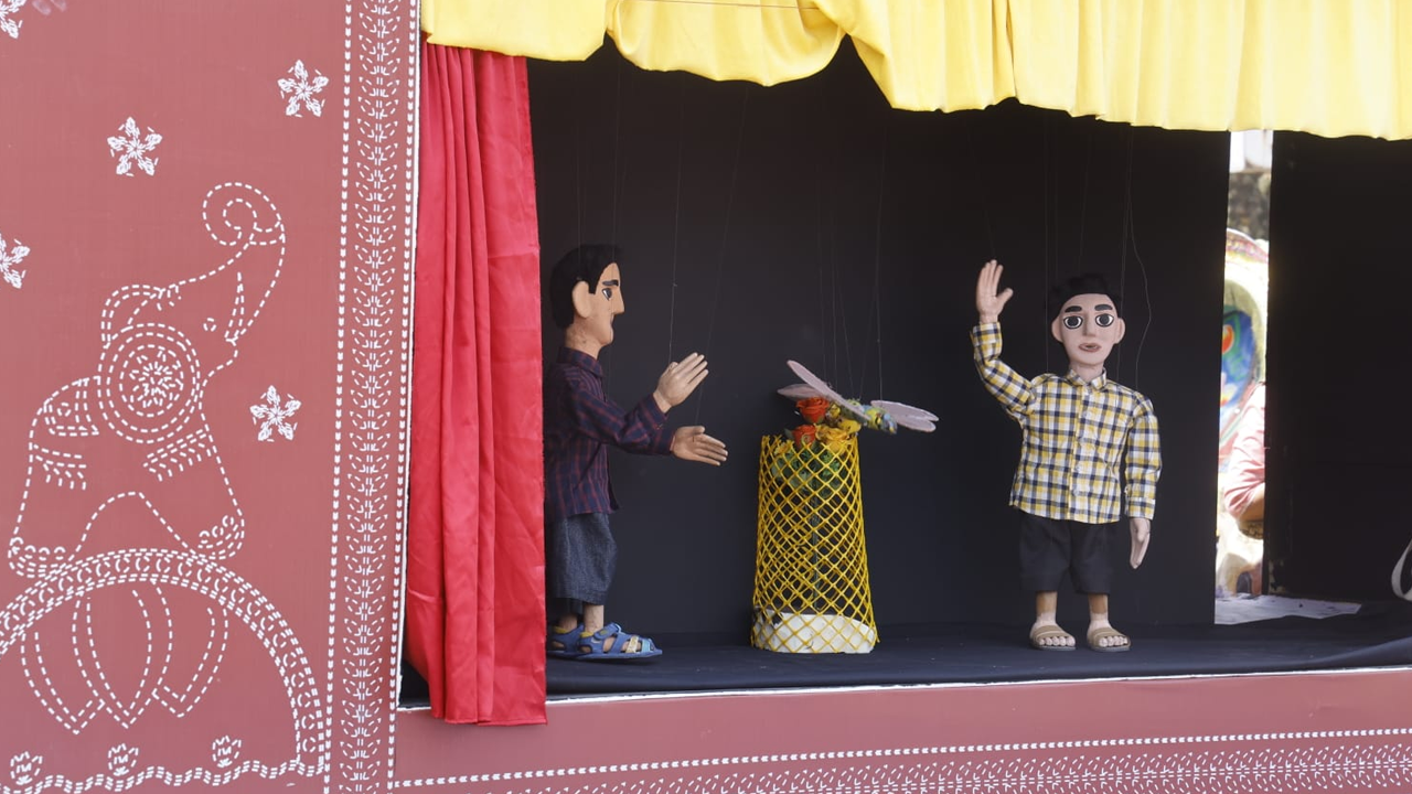 পুতুল নাচের দুটি চরিত্র– অপু ও তার বন্ধু দিপু